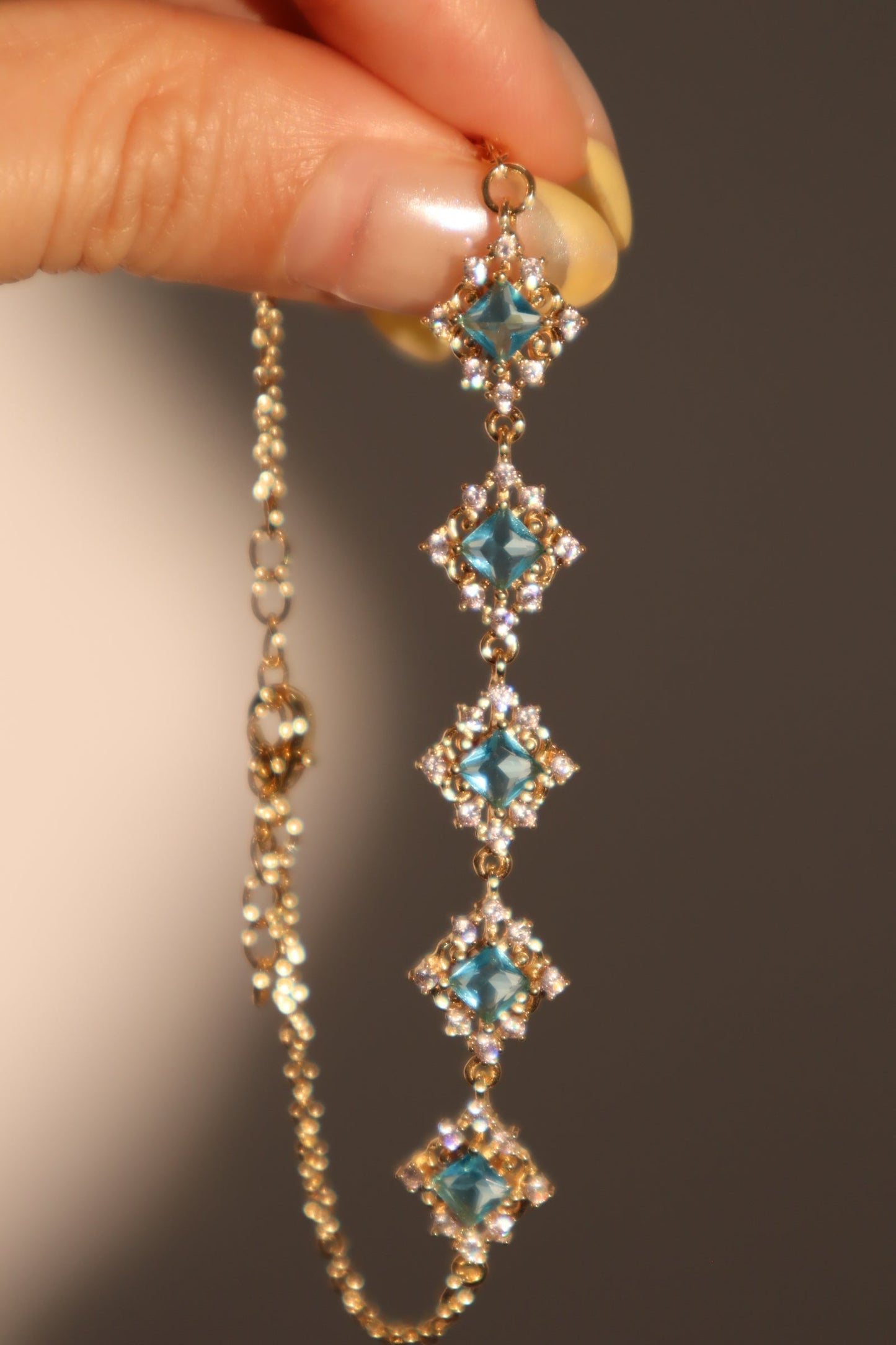 Pulsera de encaje con gemas azules