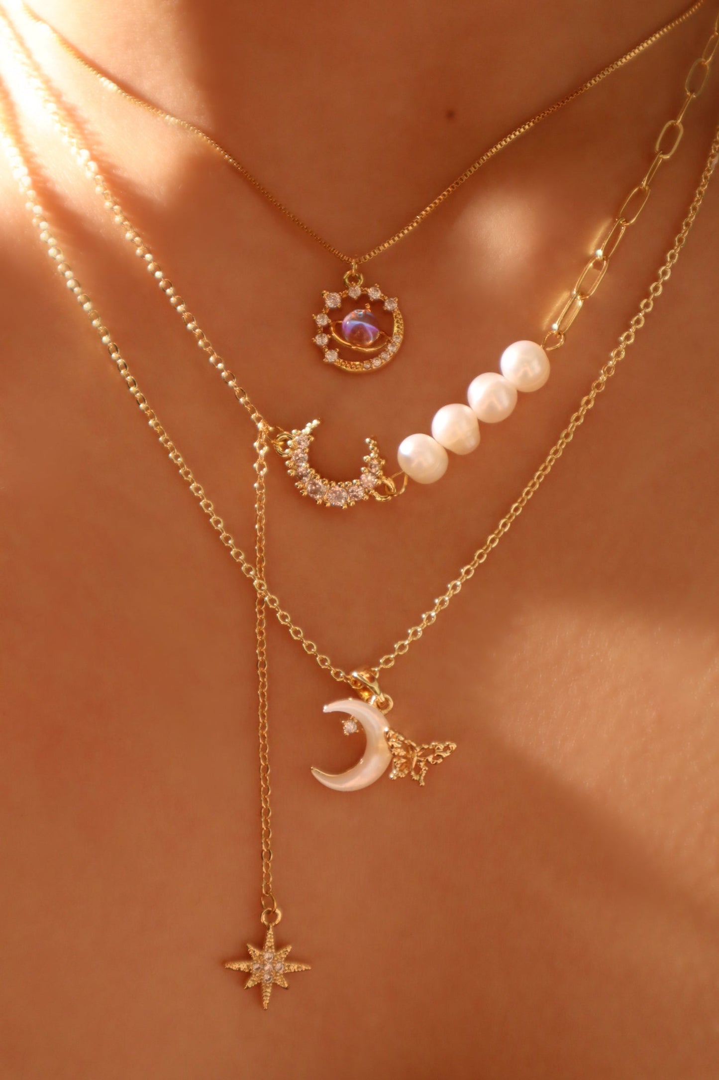 Collar con estrella de Saturno y piedra de luna