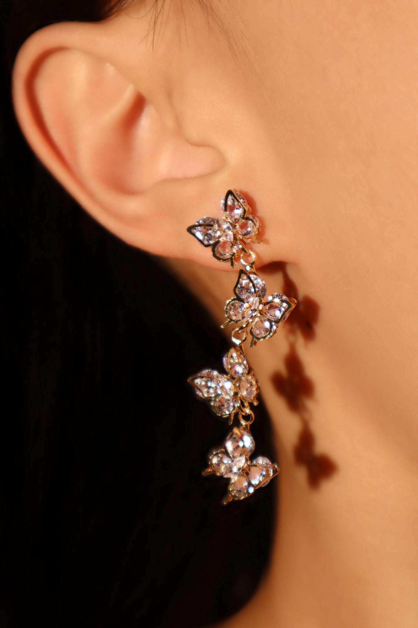 Aretes colgantes con forma de mariposa y diamantes