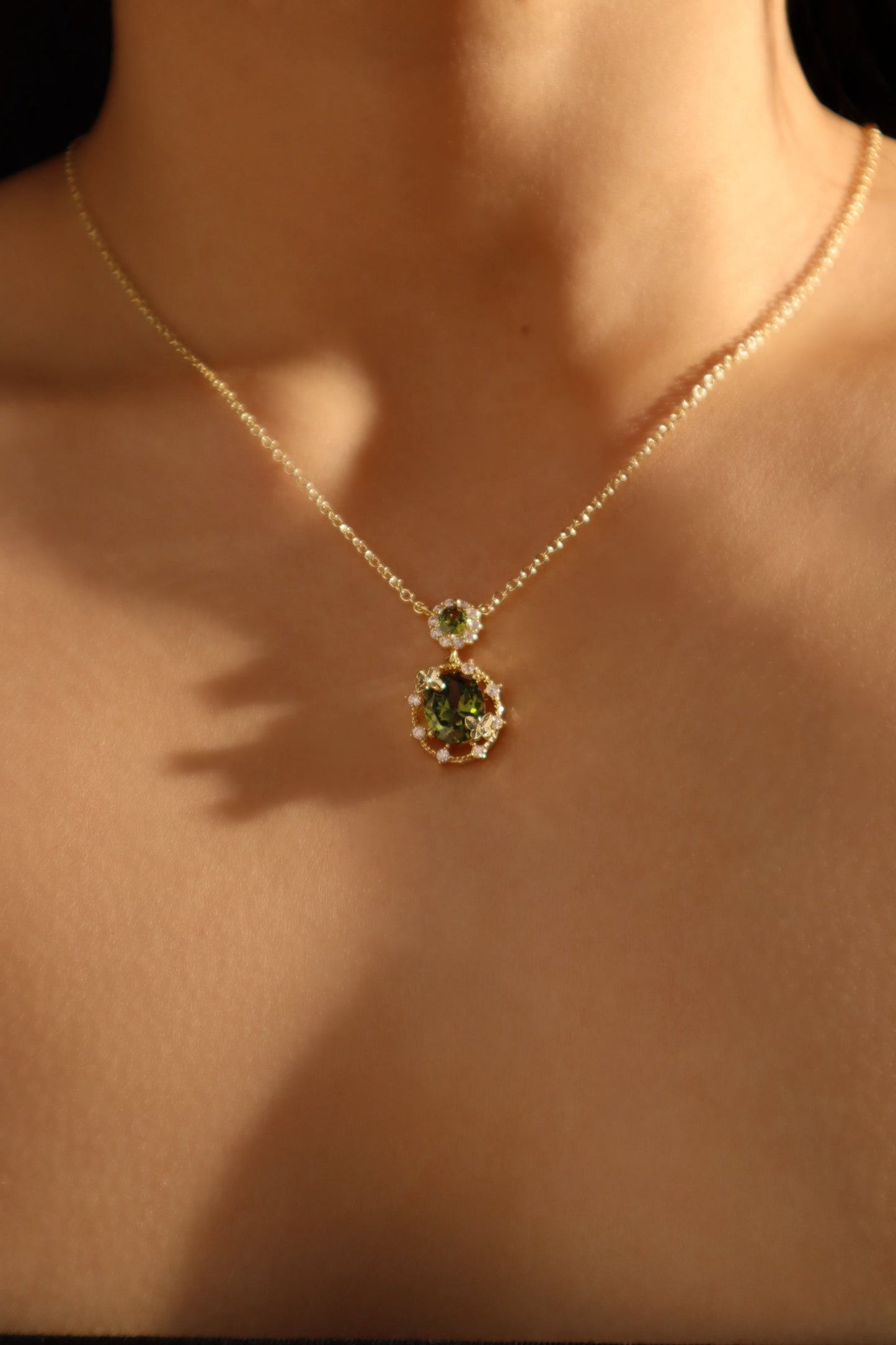 Collar con mariposa de esmeralda