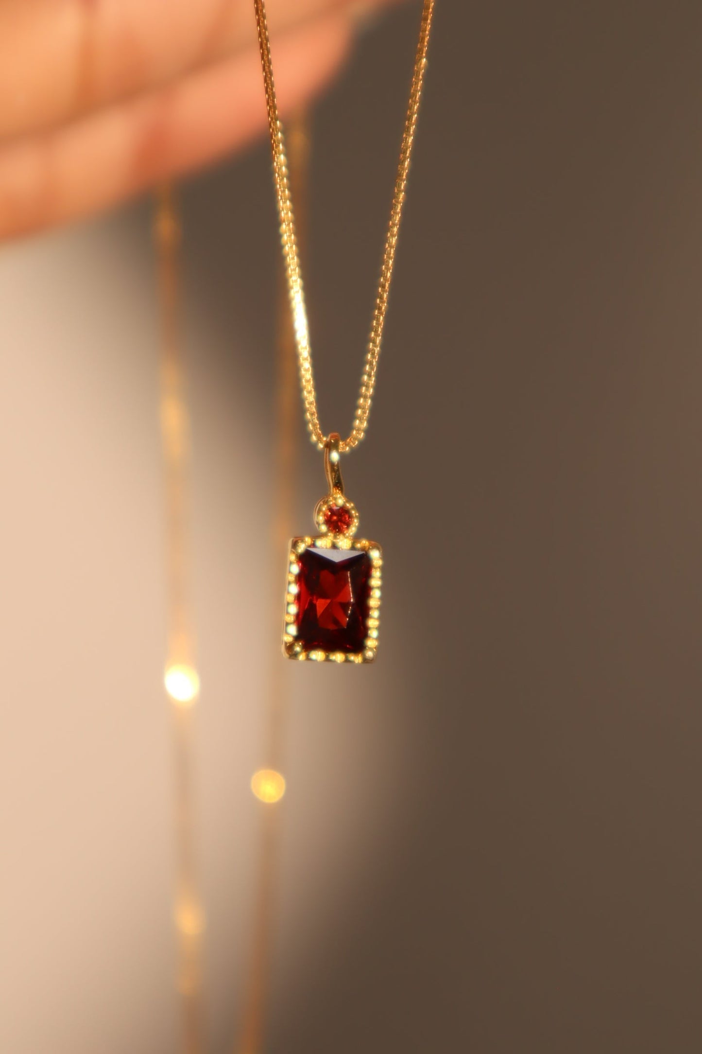 Collar con colgante con gema roja