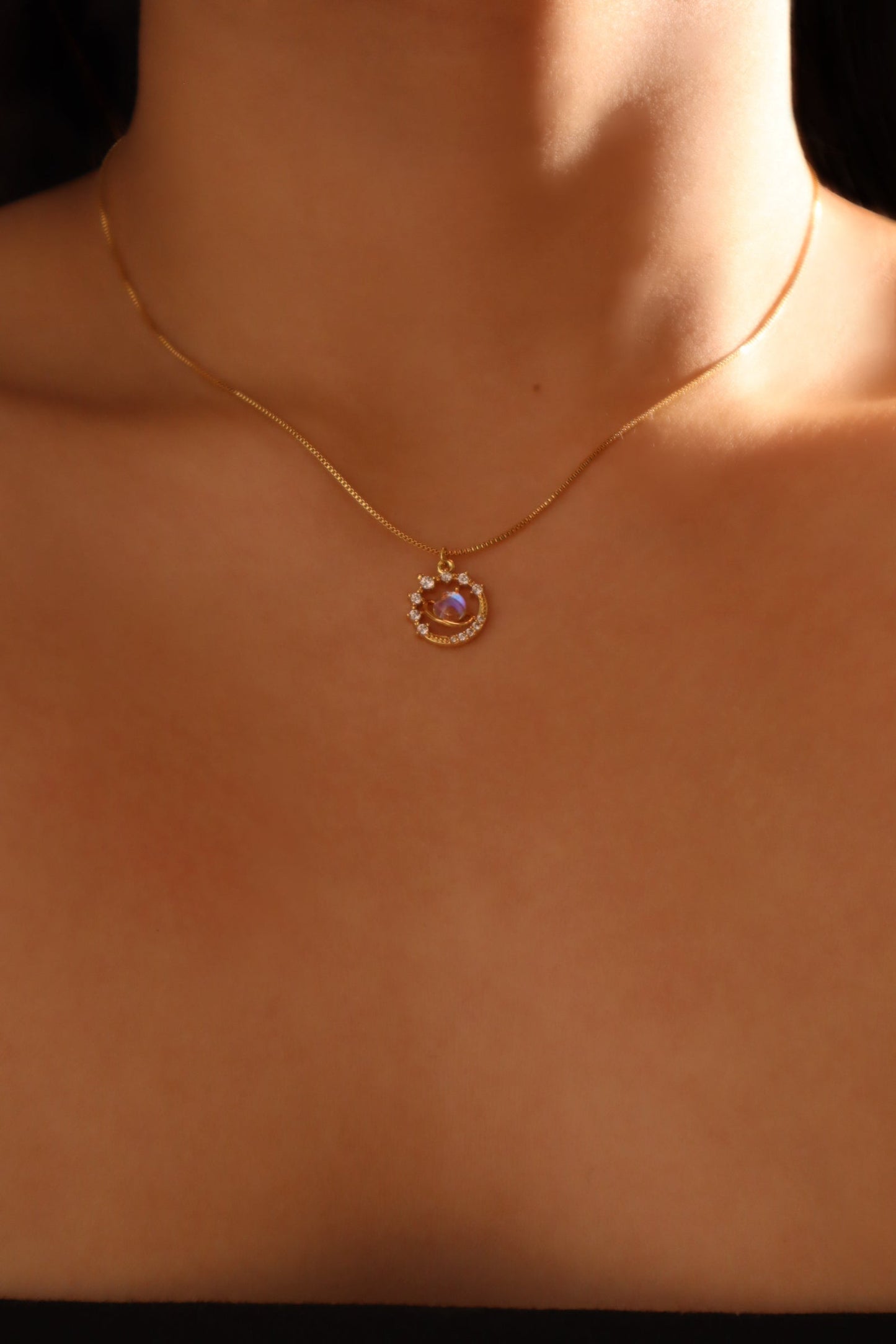 Collar con estrella de Saturno y piedra de luna