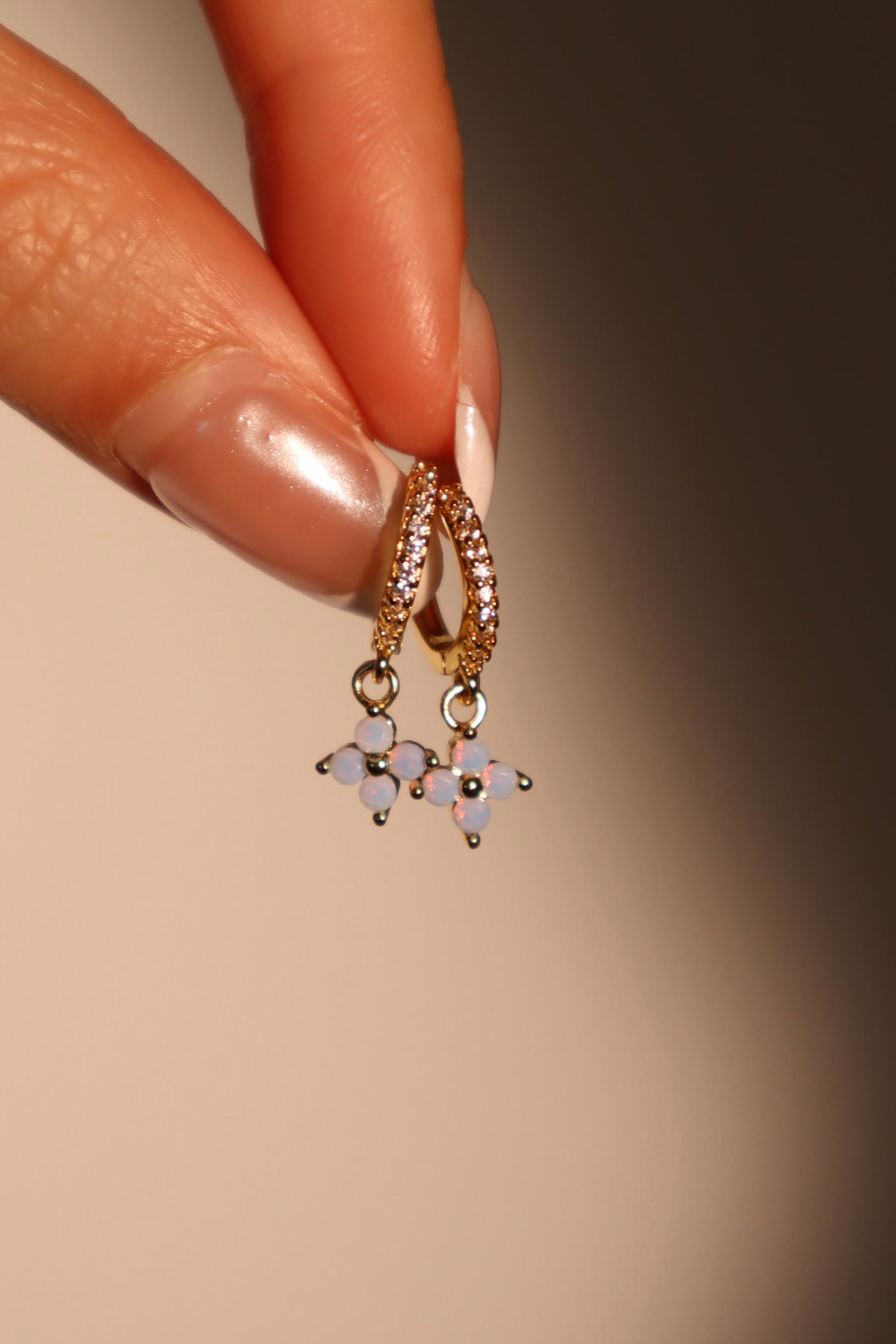 Aretes de aro con hoja de la suerte azul