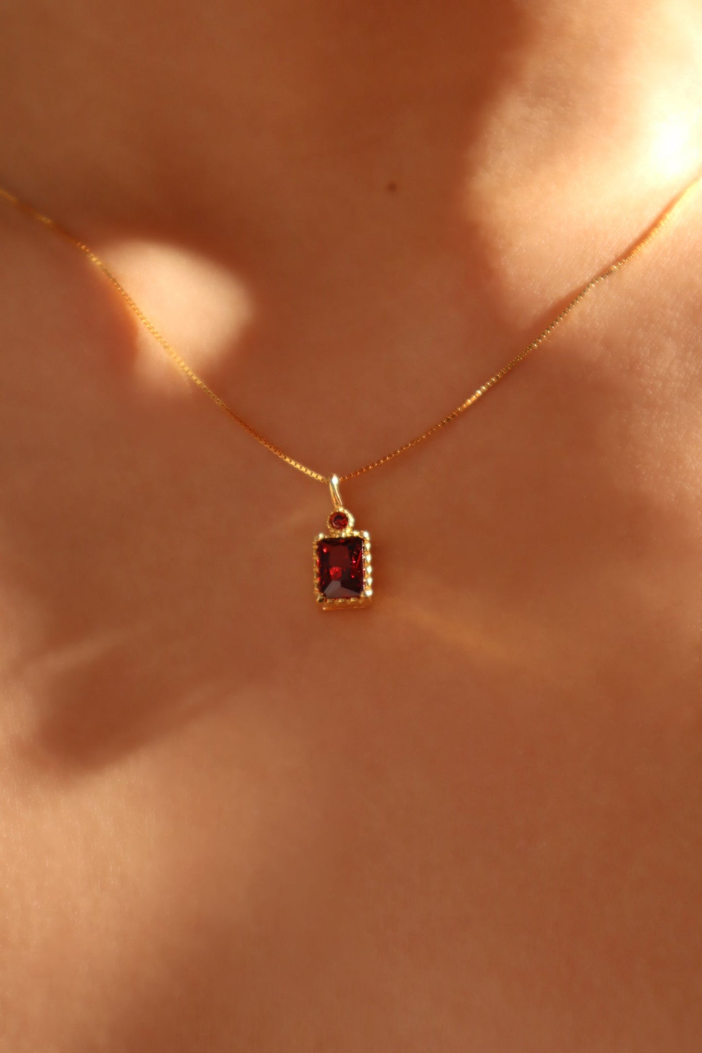 Collar con colgante con gema roja