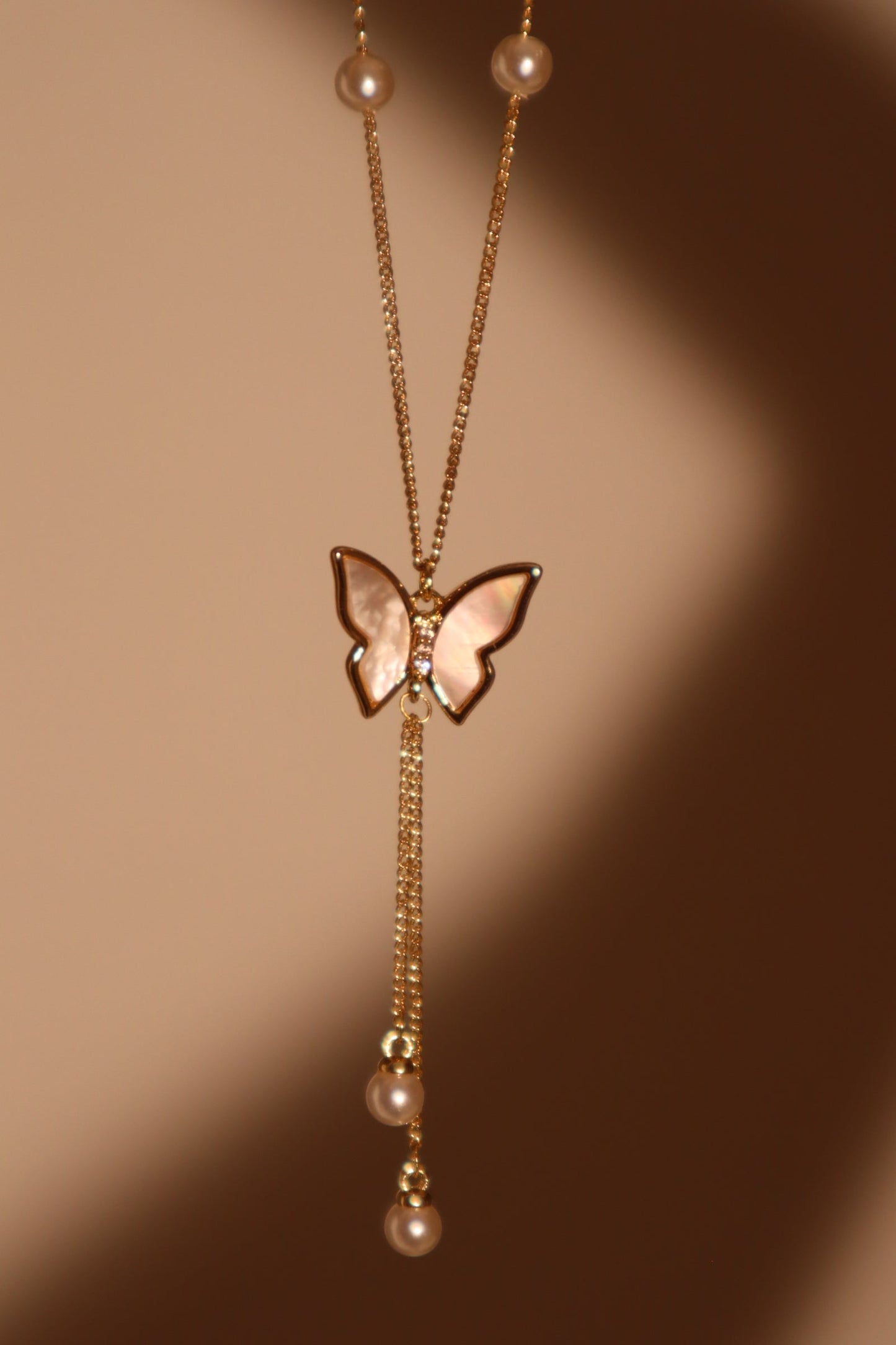 Collar de perlas en forma de mariposa