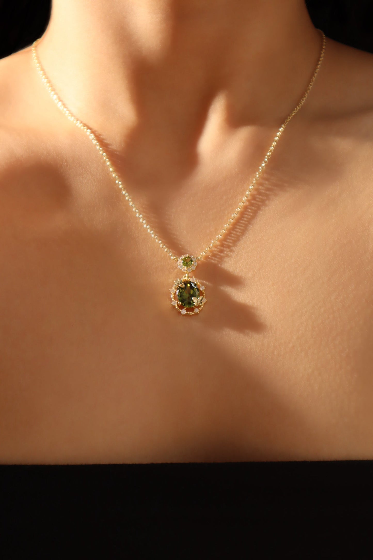 Collar con mariposa de esmeralda