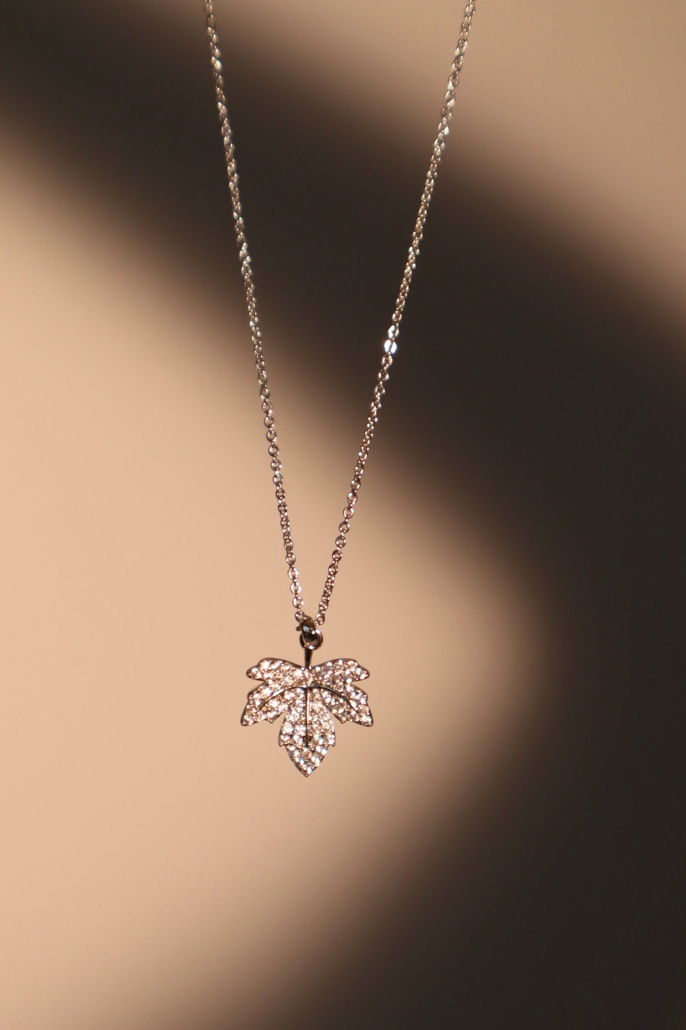 Collar con hoja de arce de diamantes
