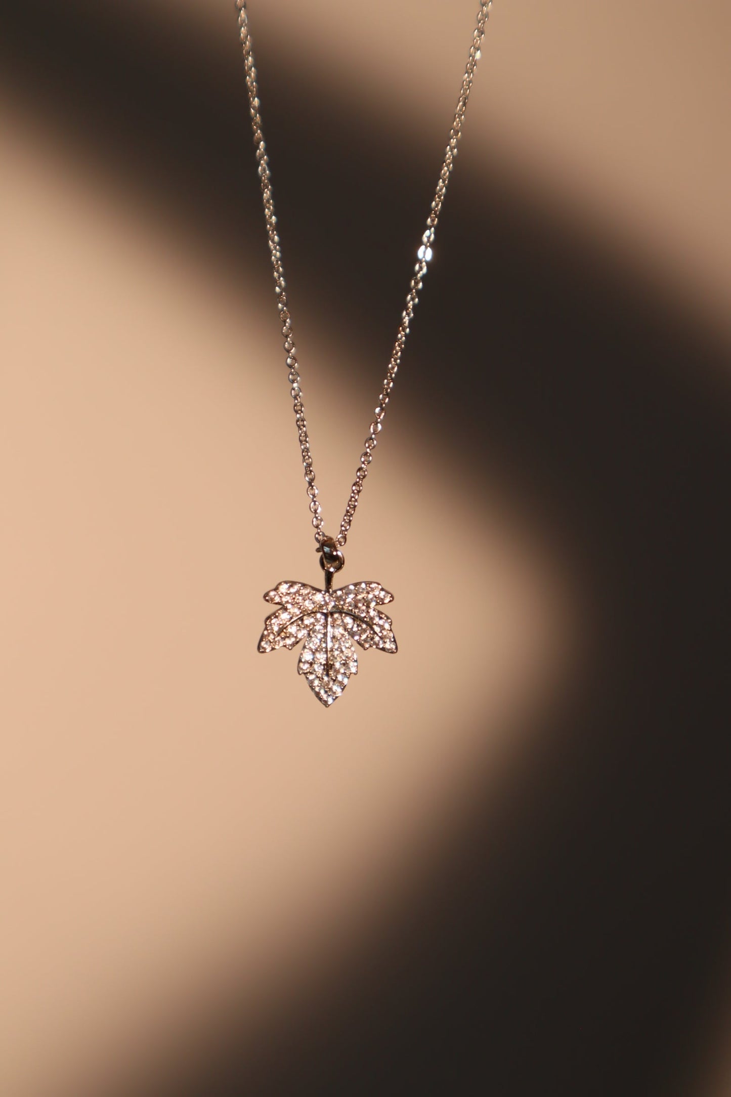 Collar con hoja de arce de diamantes