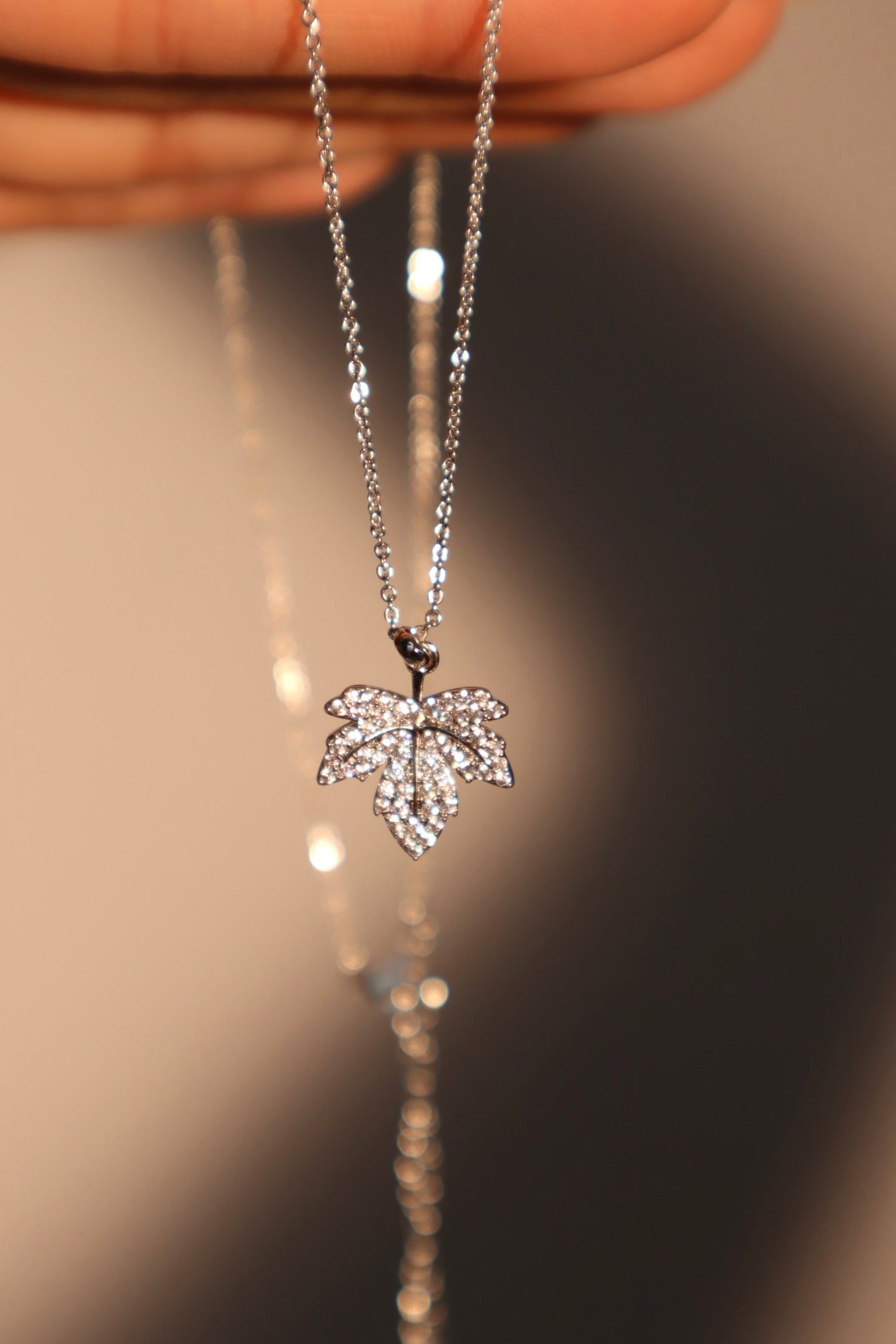 Collar con hoja de arce de diamantes