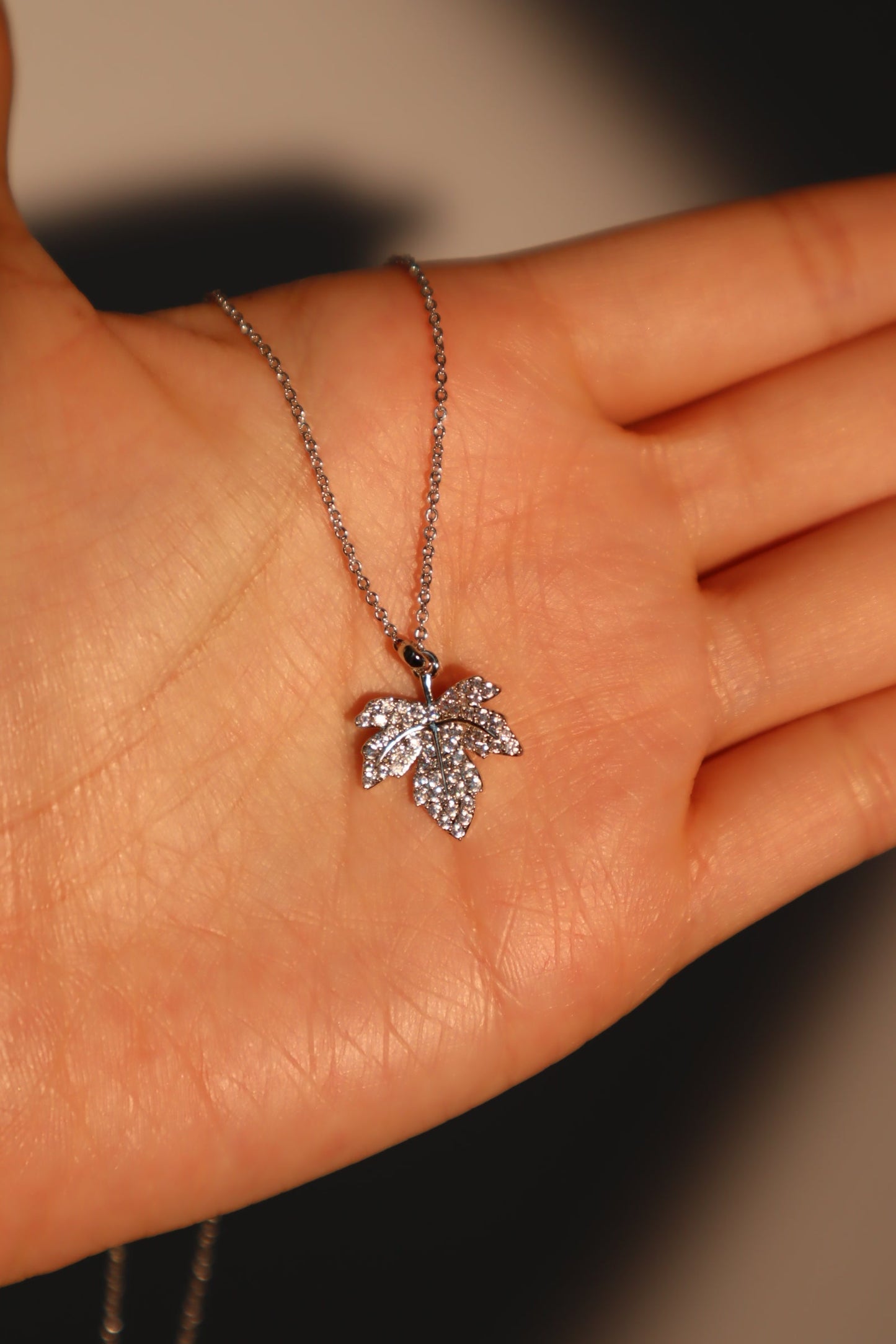 Collar con hoja de arce de diamantes