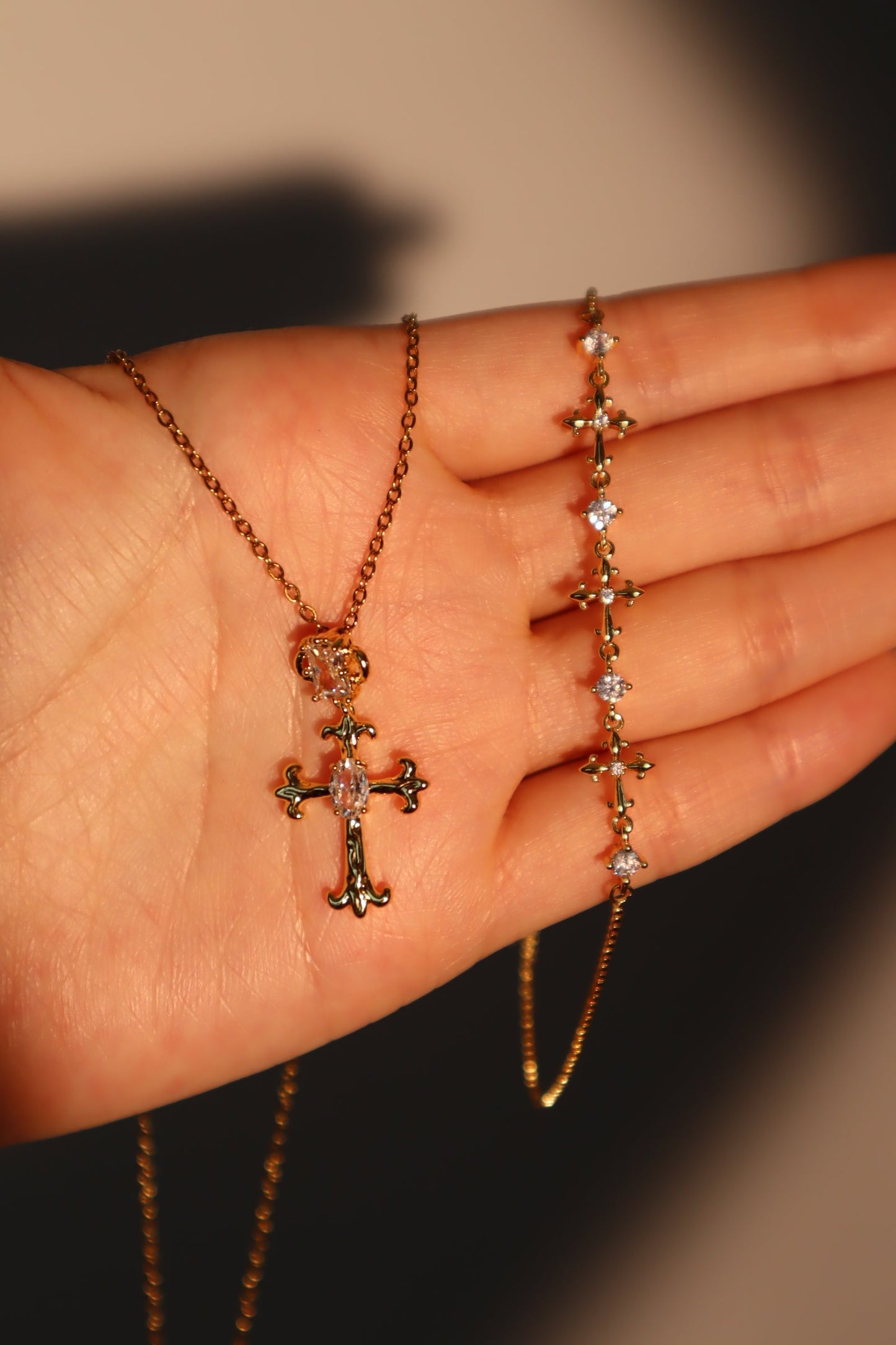 Pulsera con cruz de múltiples diamantes