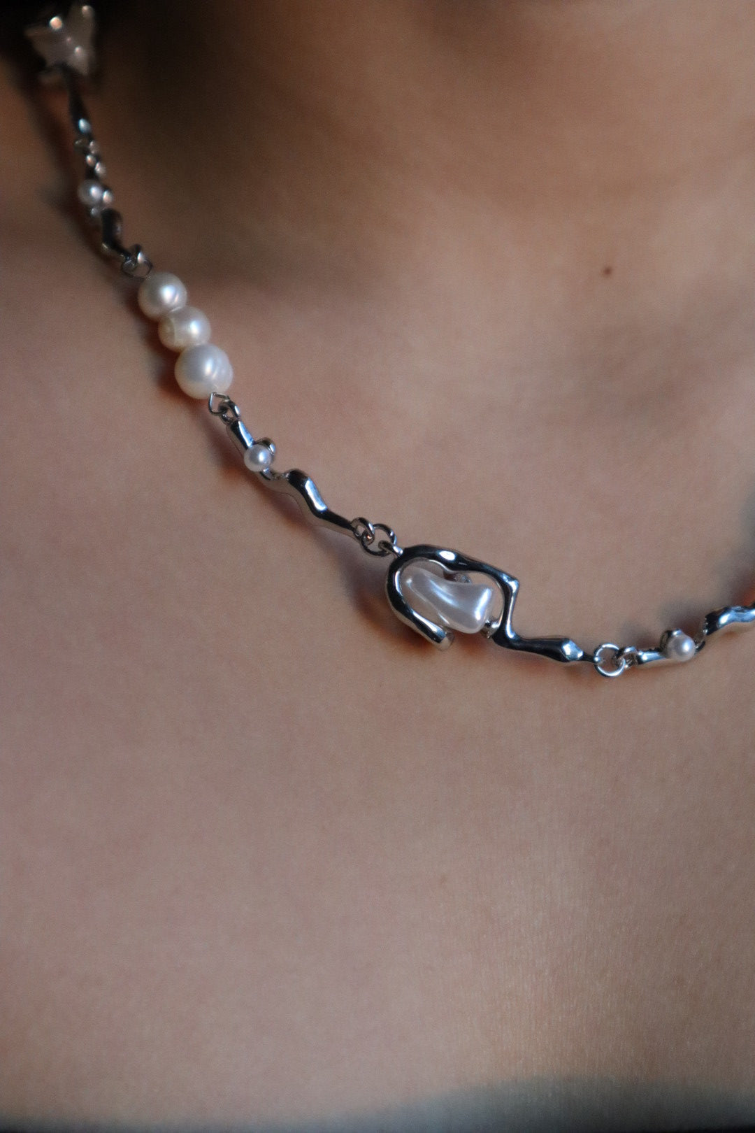 Collar de perlas blancas