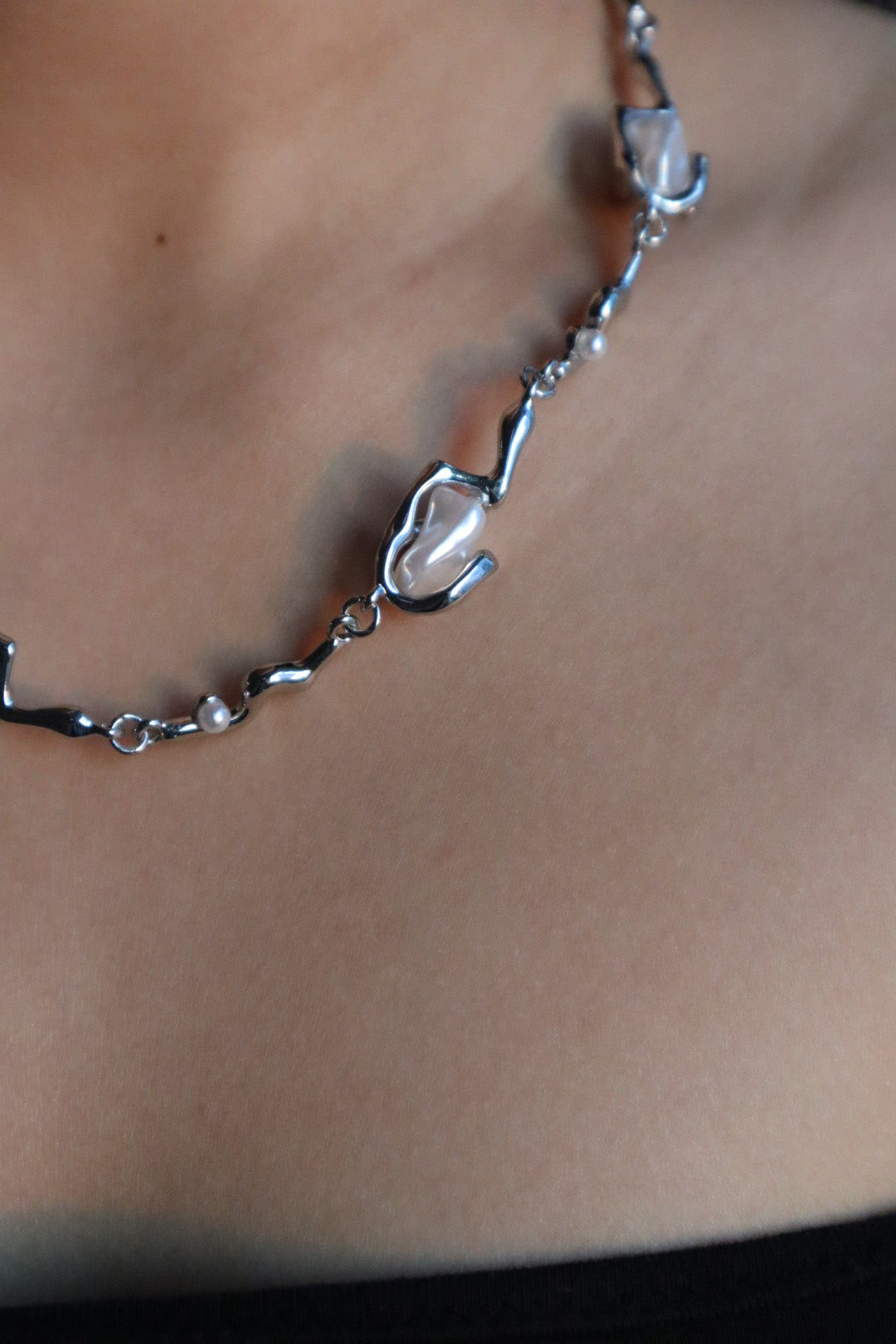 Collar de perlas blancas