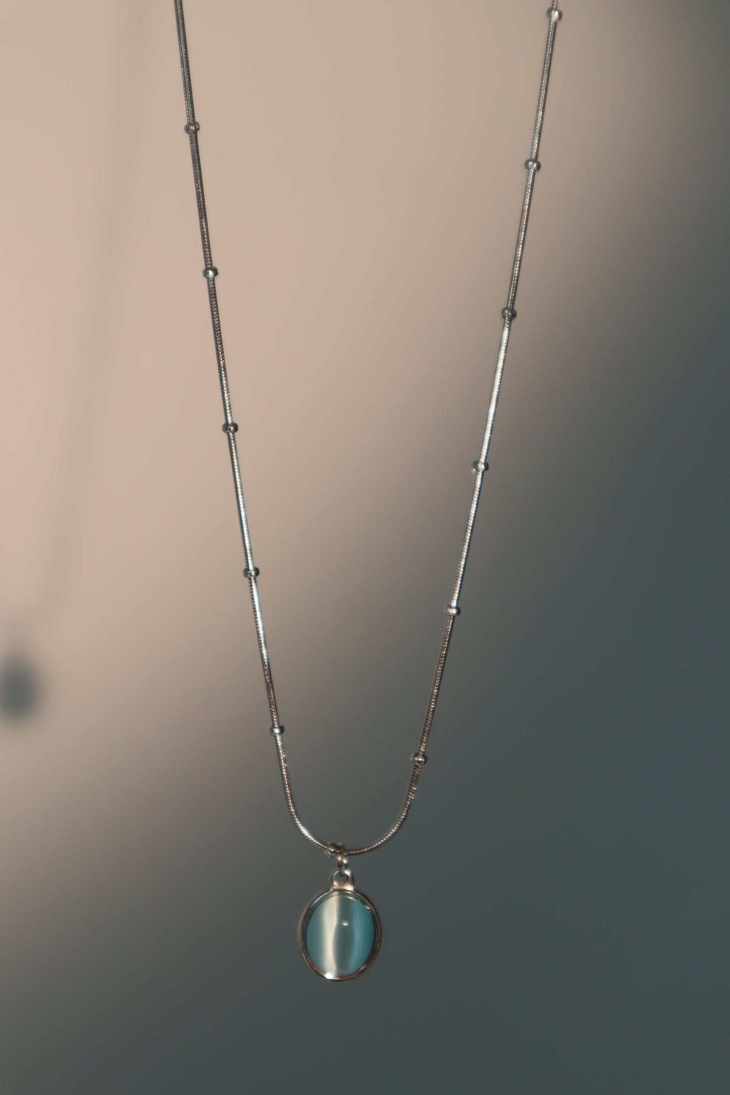 Collar con colgante de ópalo azul en acero inoxidable