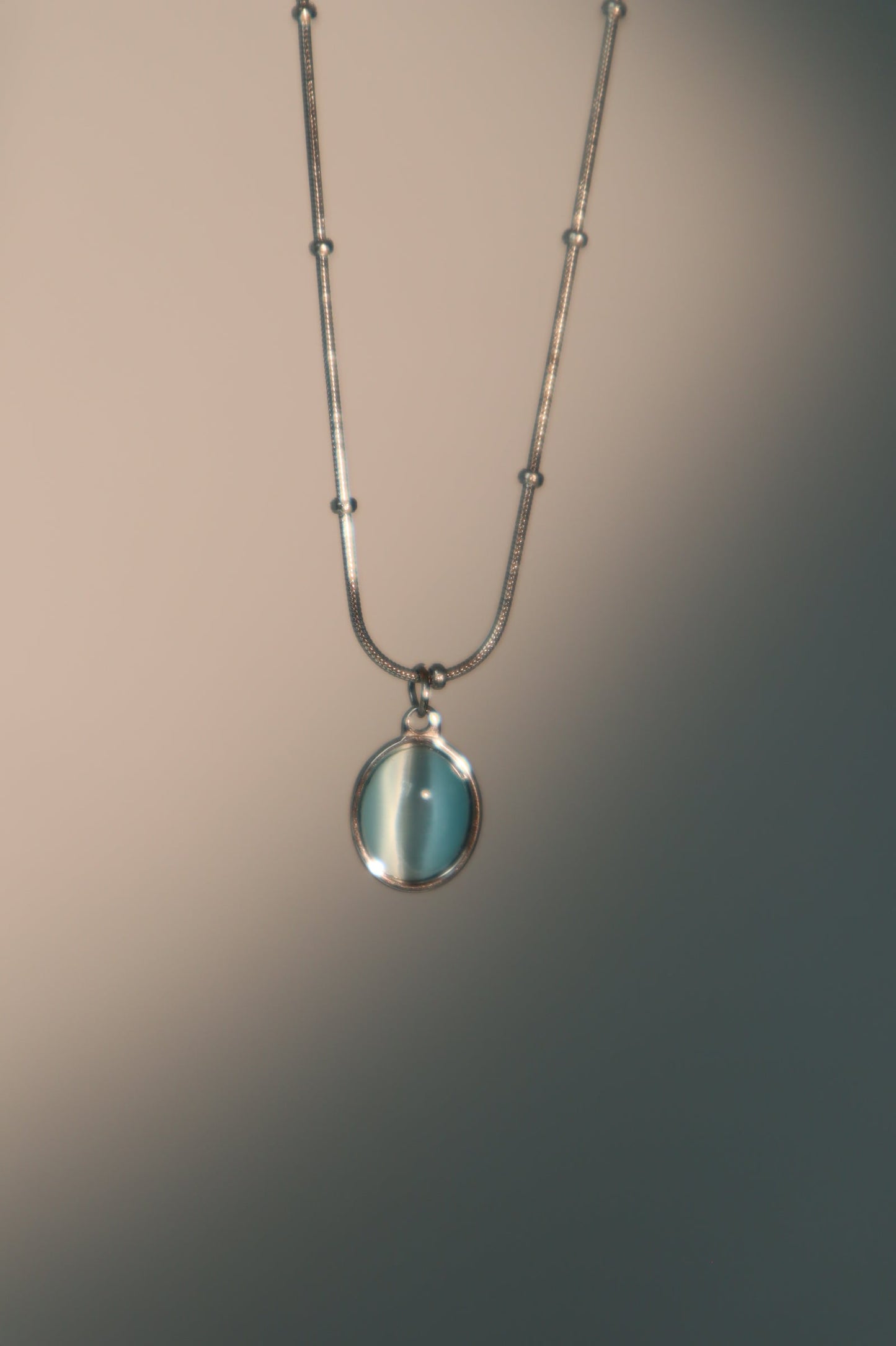 Collar con colgante de ópalo azul en acero inoxidable
