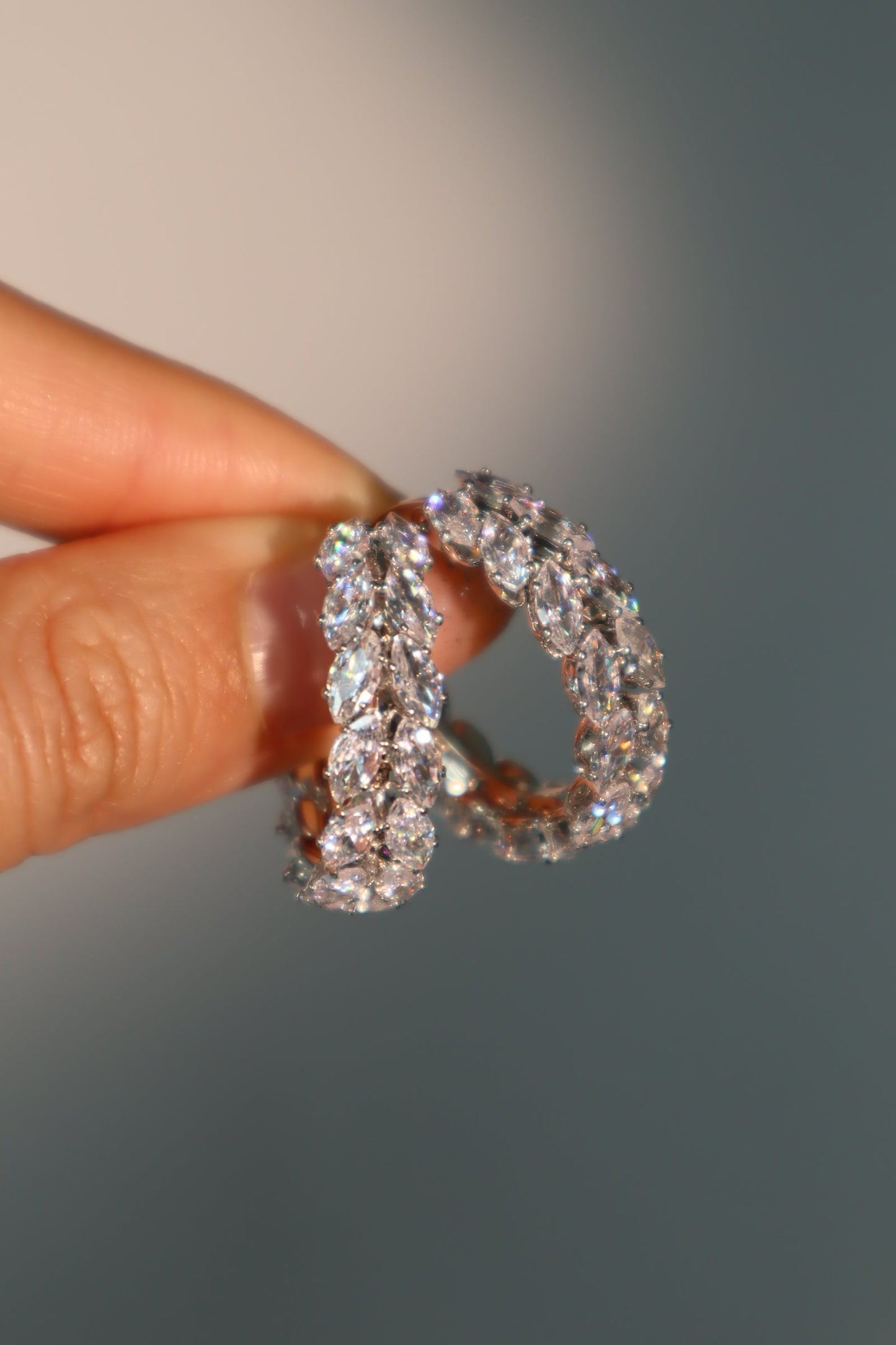 Aretes de aro con hojas de diamantes