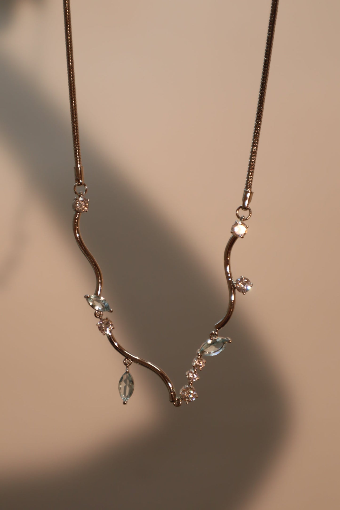 Collar con diamantes y gema azul
