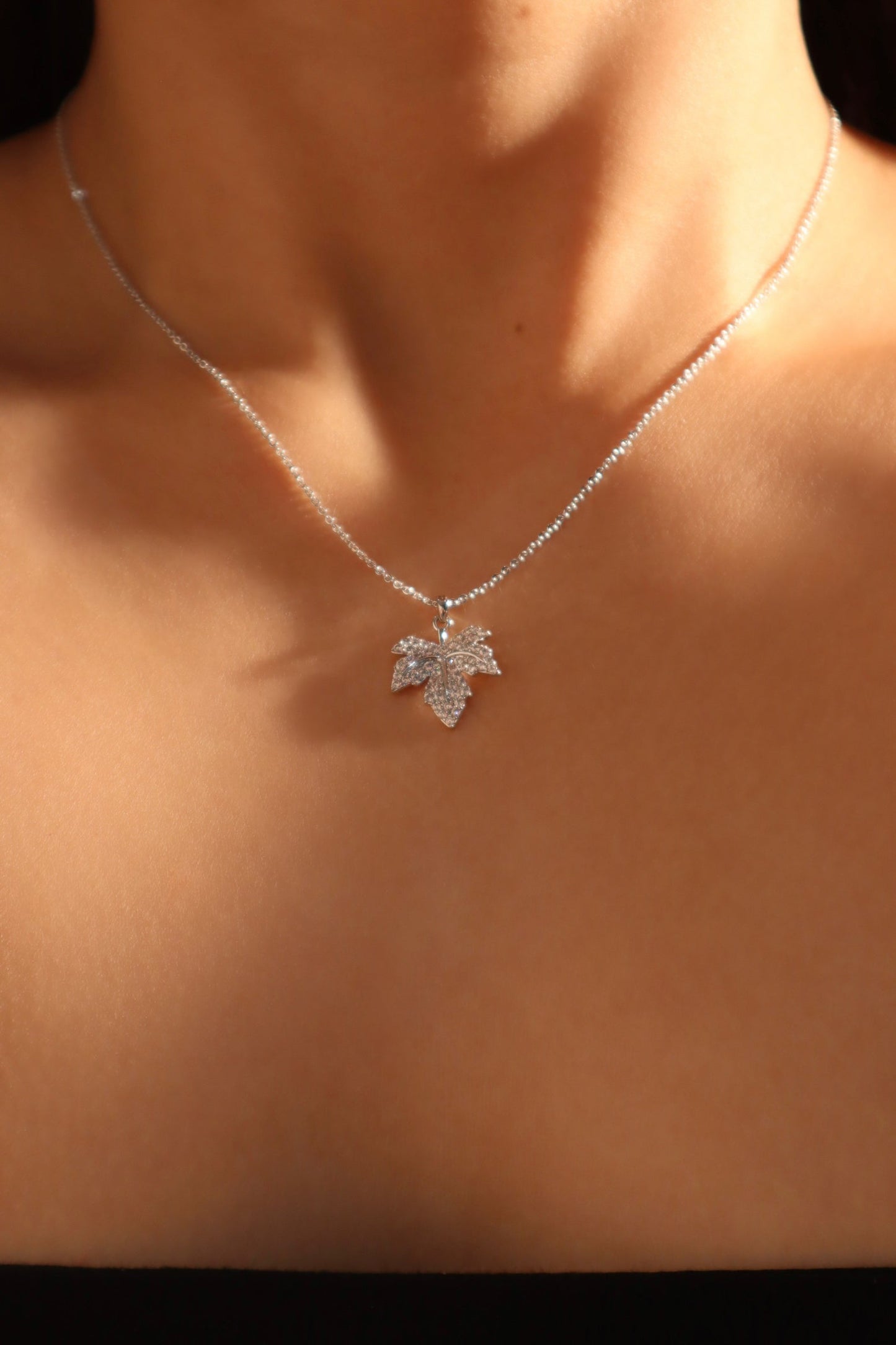 Collar con hoja de arce de diamantes