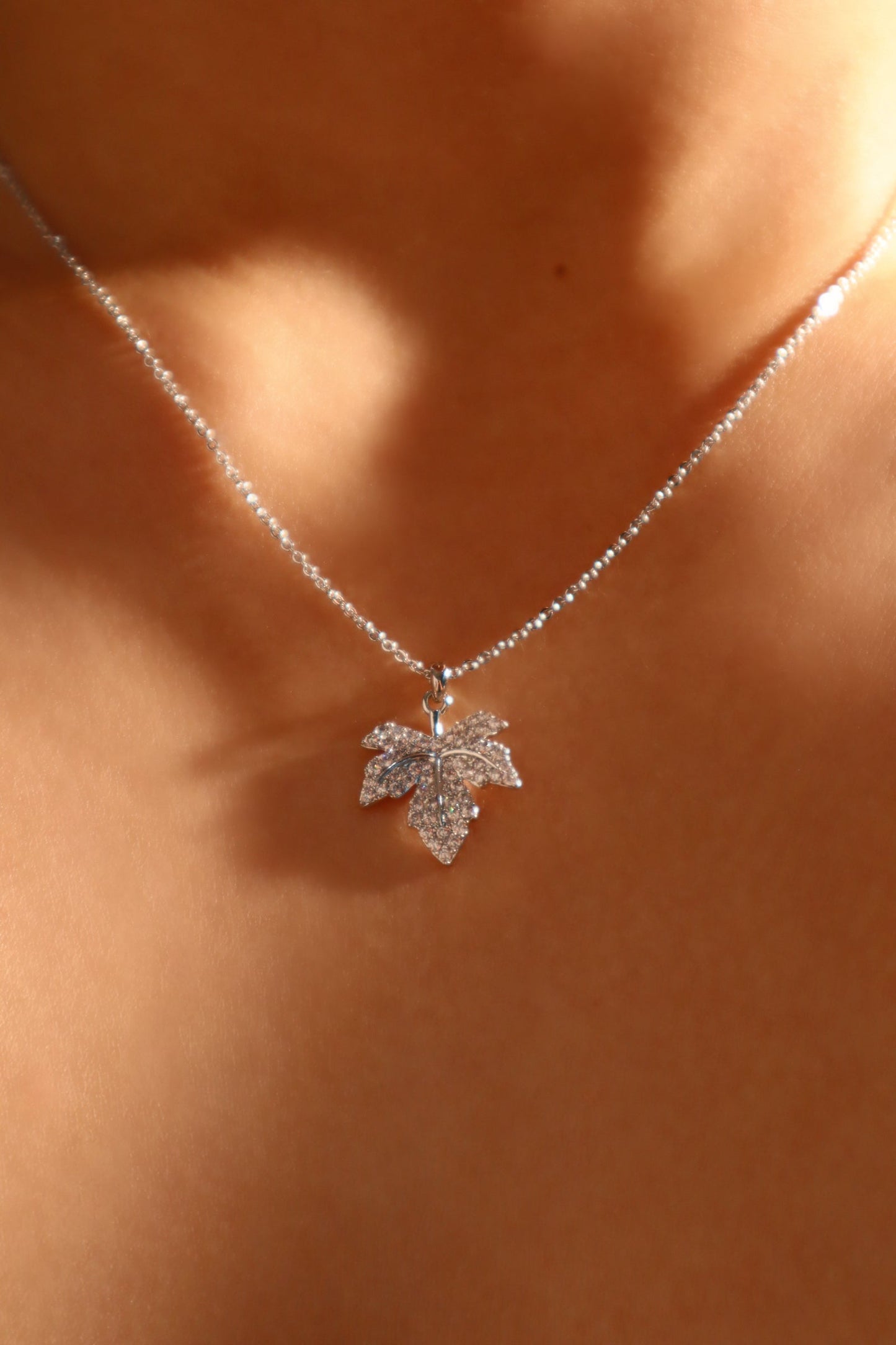 Collar con hoja de arce de diamantes