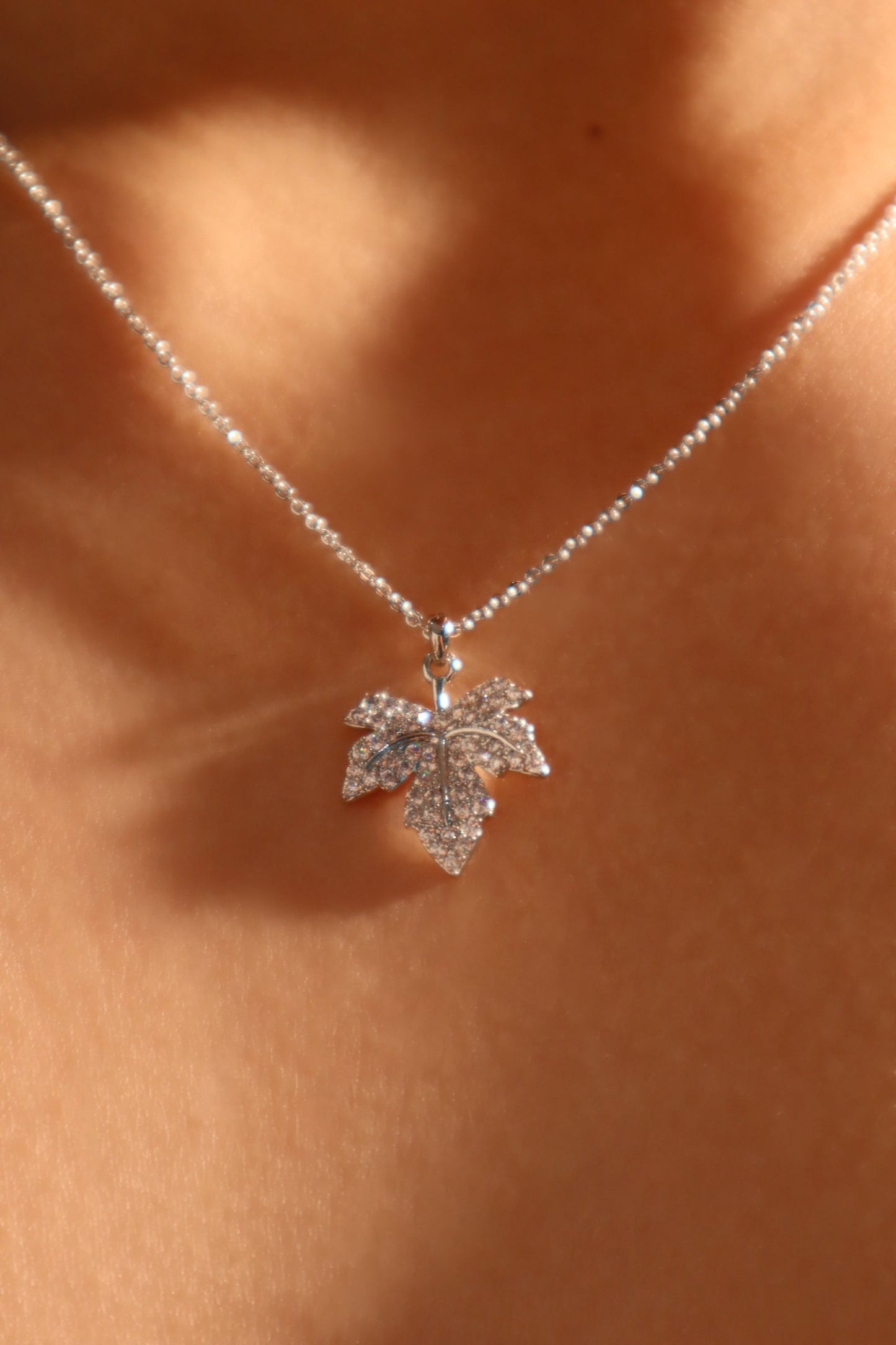 Collar con hoja de arce de diamantes