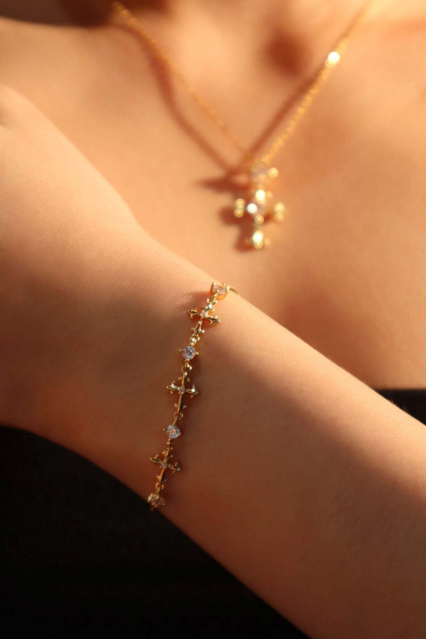 Pulsera con cruz de múltiples diamantes