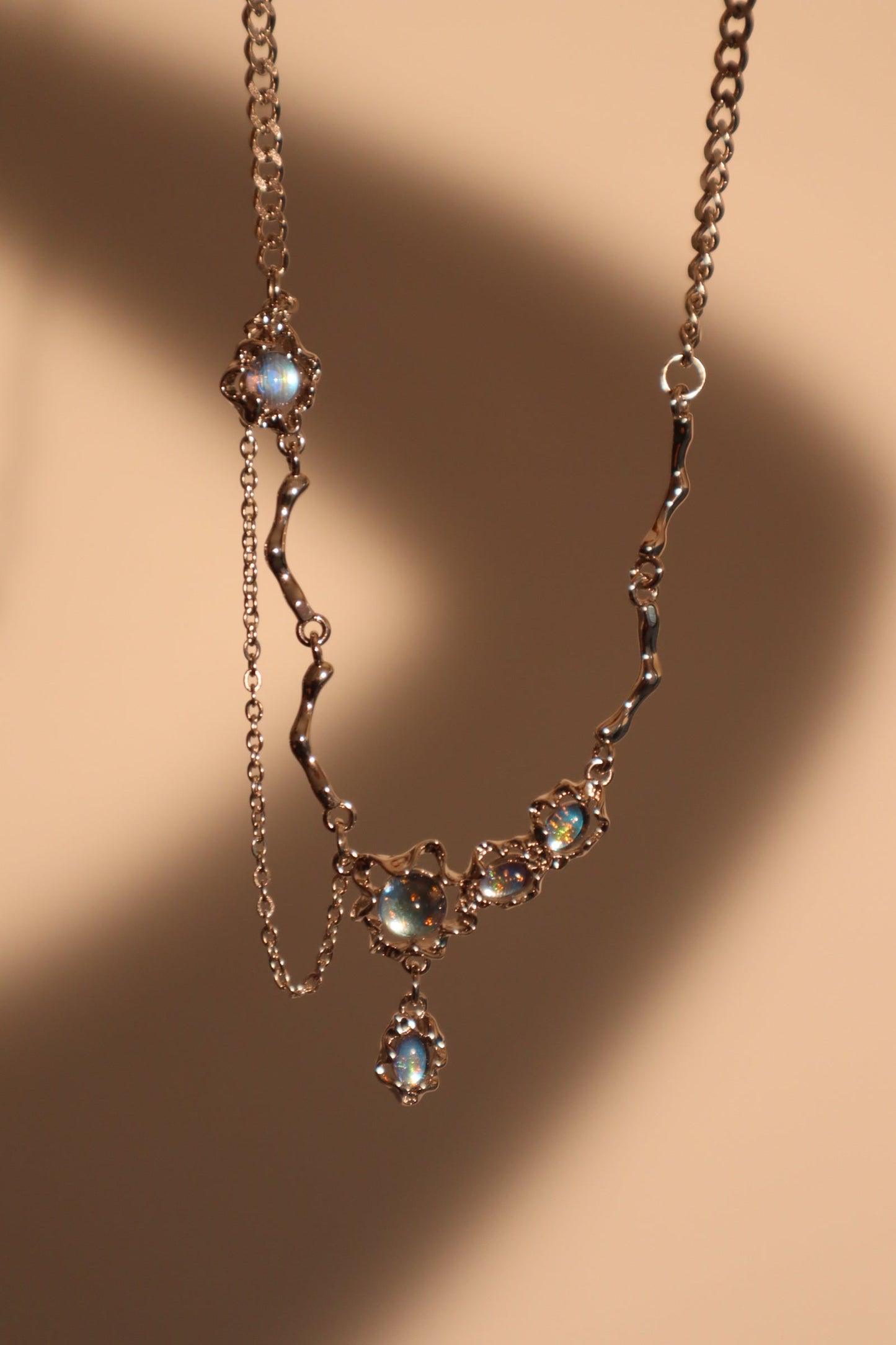 Collar con colgante de piedra de luna