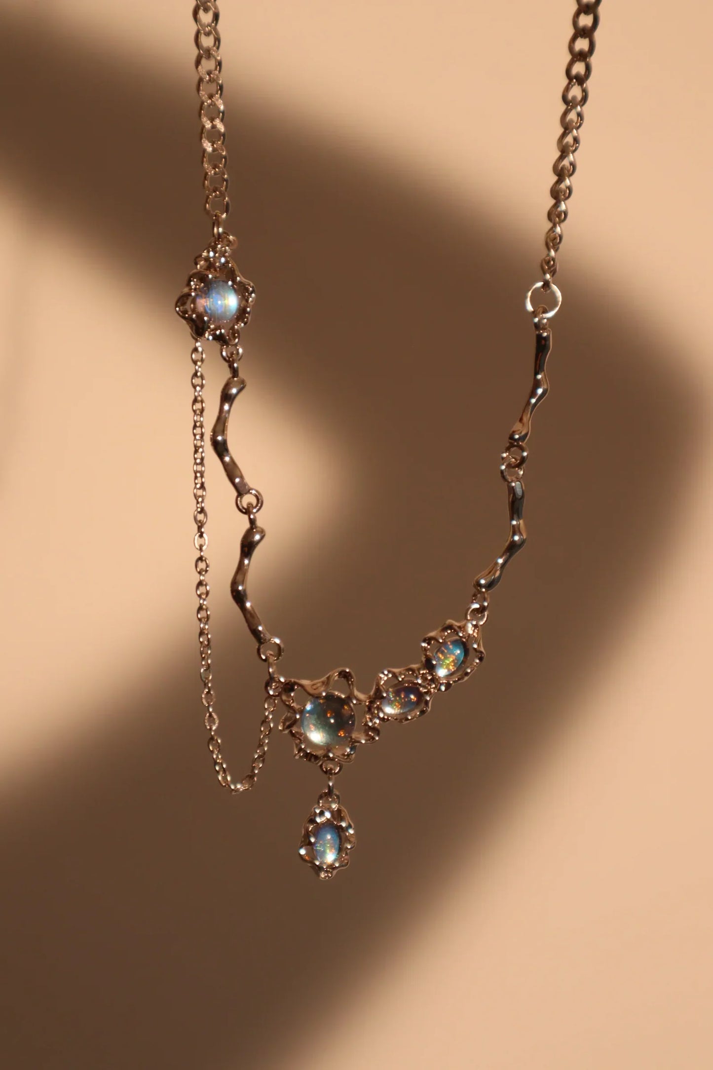 Collar colgante con piedra de luna azul intenso