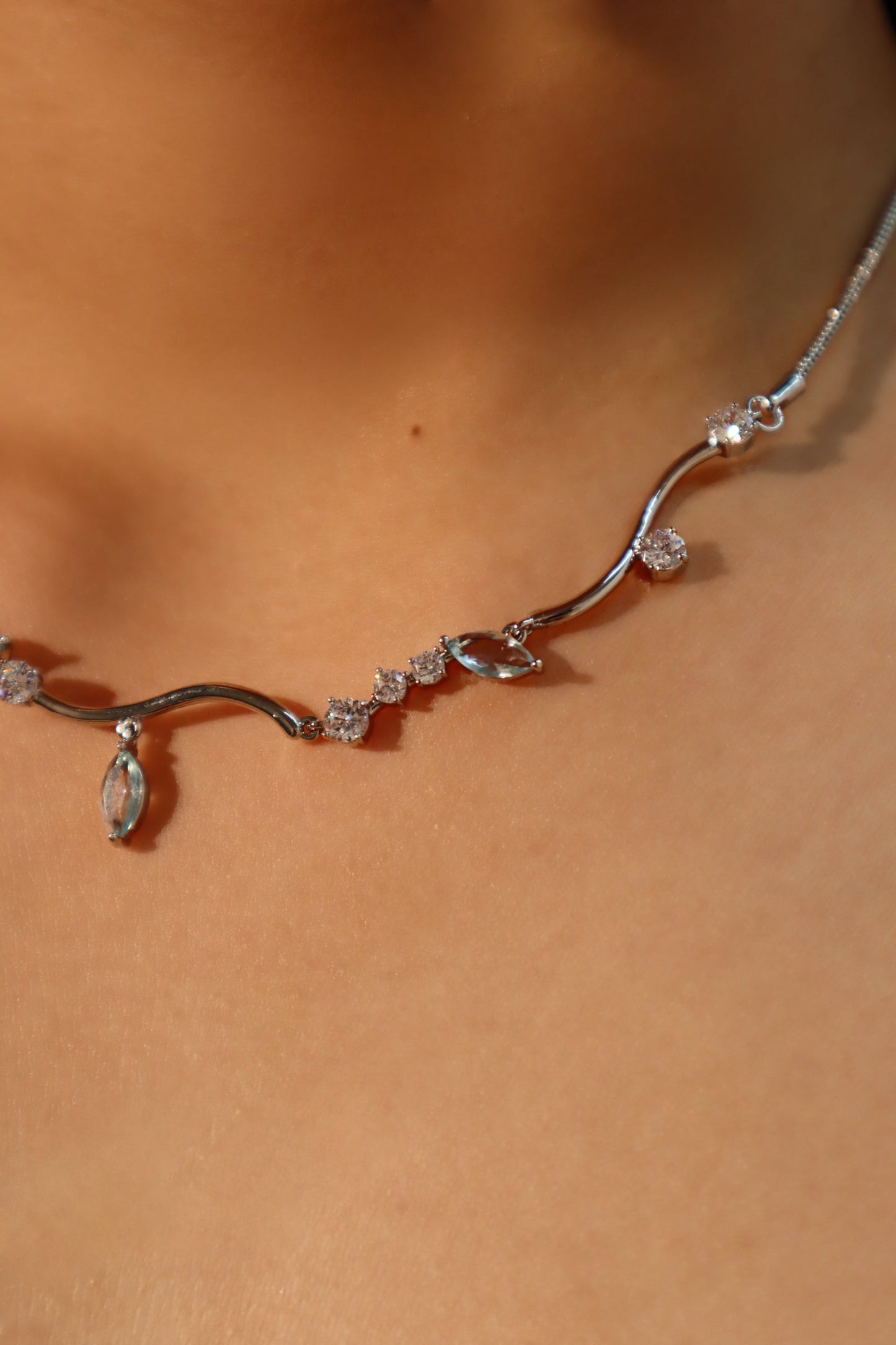 Collar con diamantes y gema azul