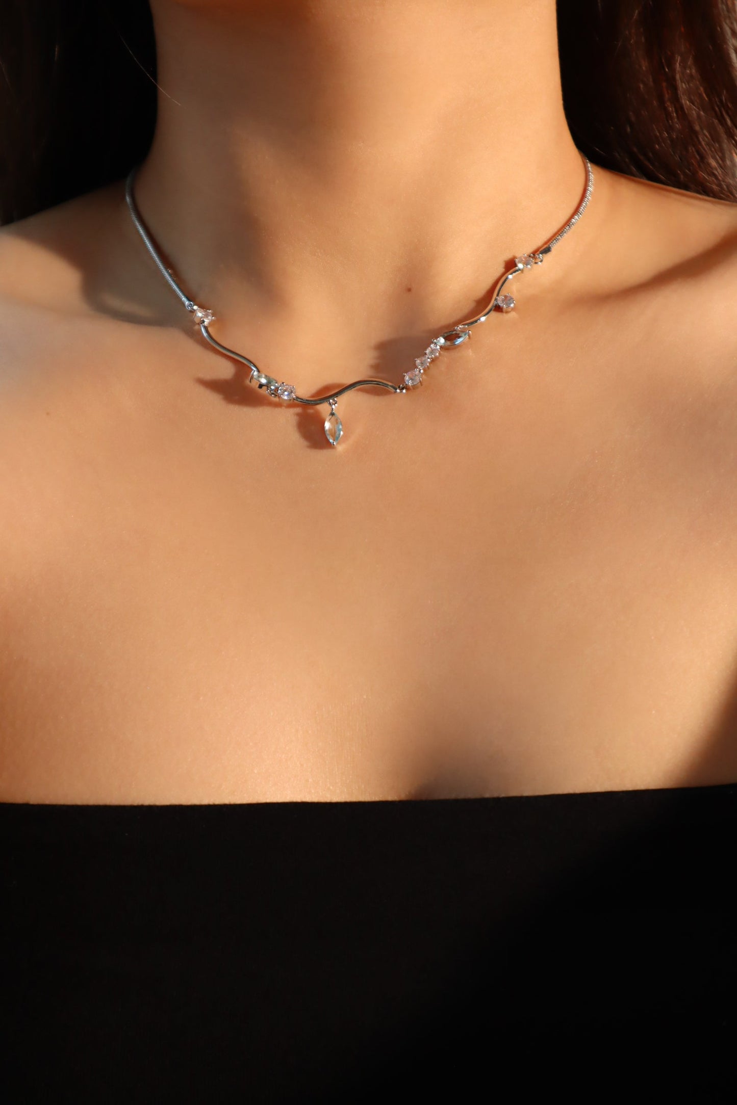 Collar con diamantes y gema azul