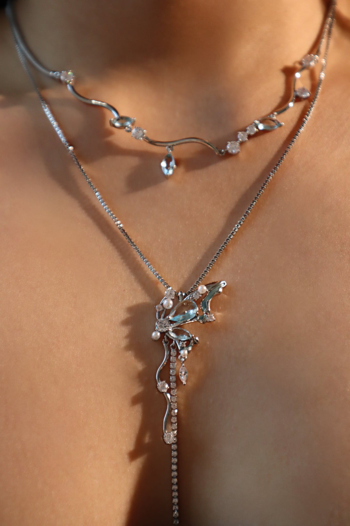 Collar con diamantes y gema azul