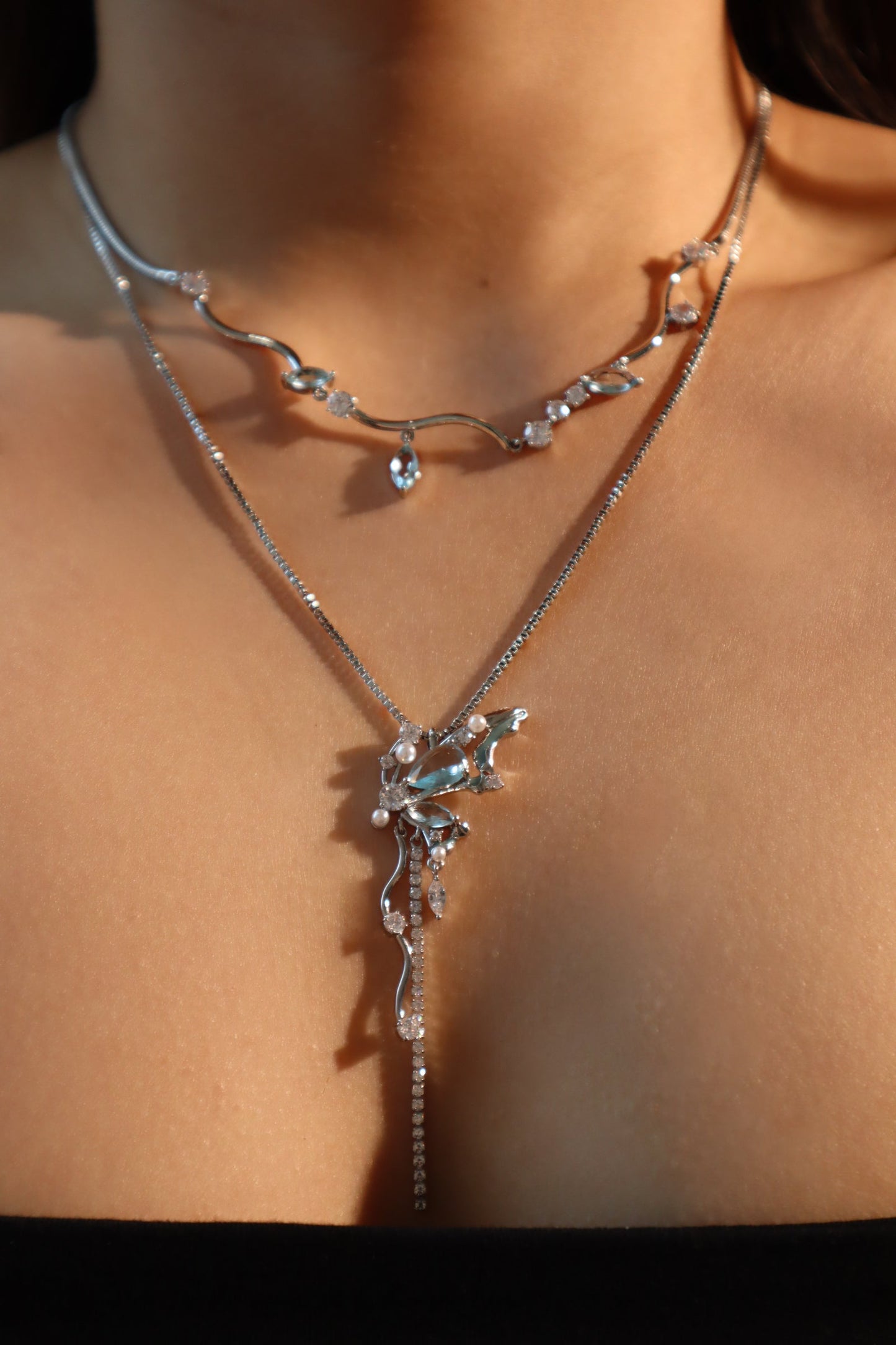 Collar con diamantes y gema azul