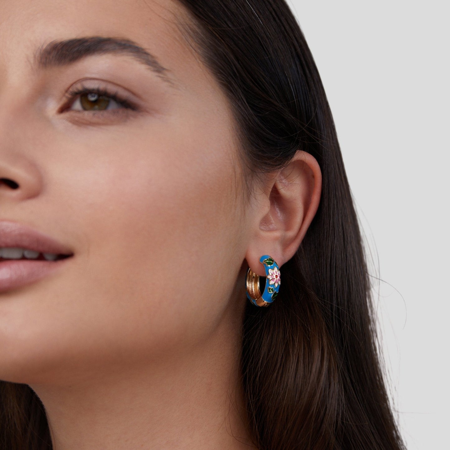 Aretes de círculo dorados con flor