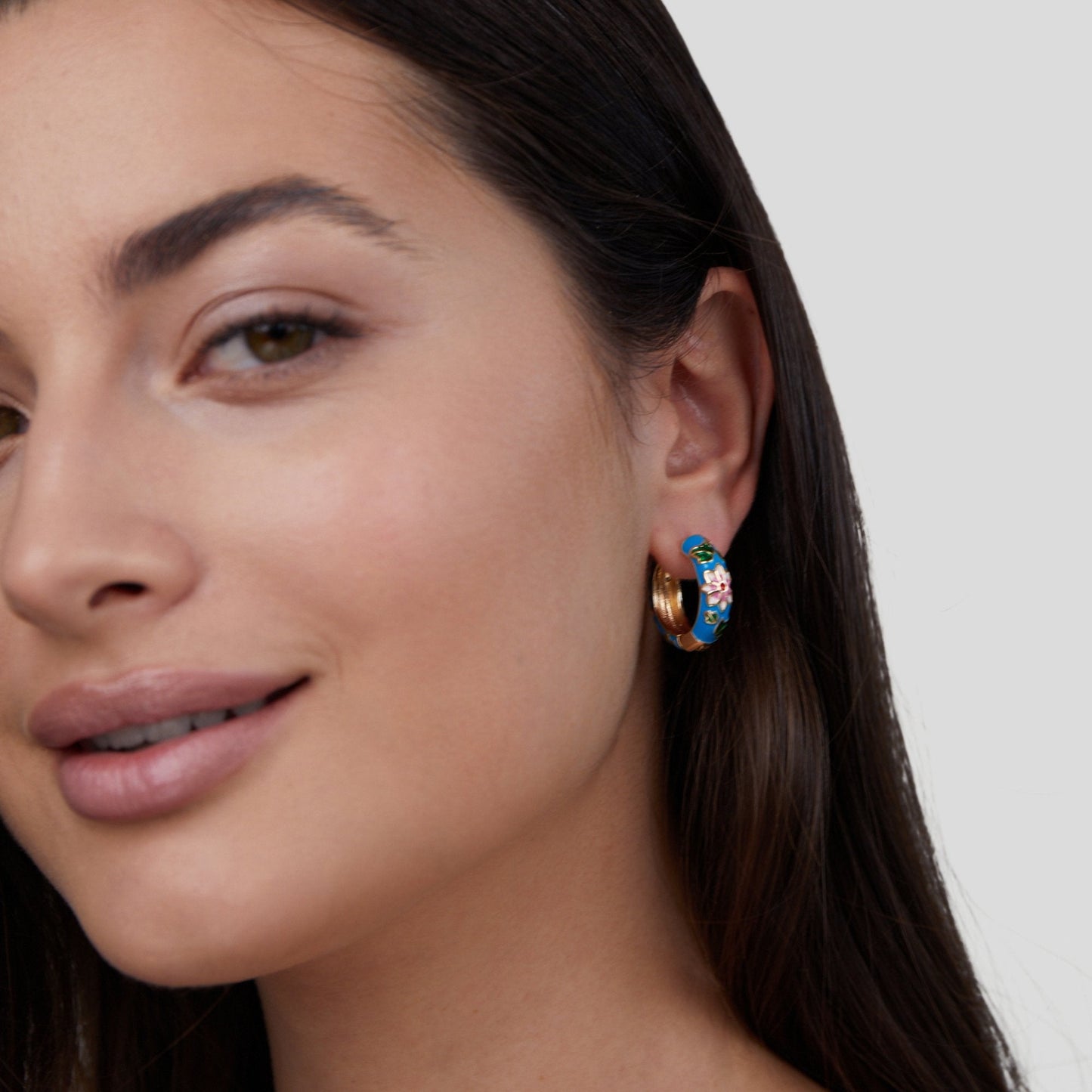 Aretes de círculo dorados con flor