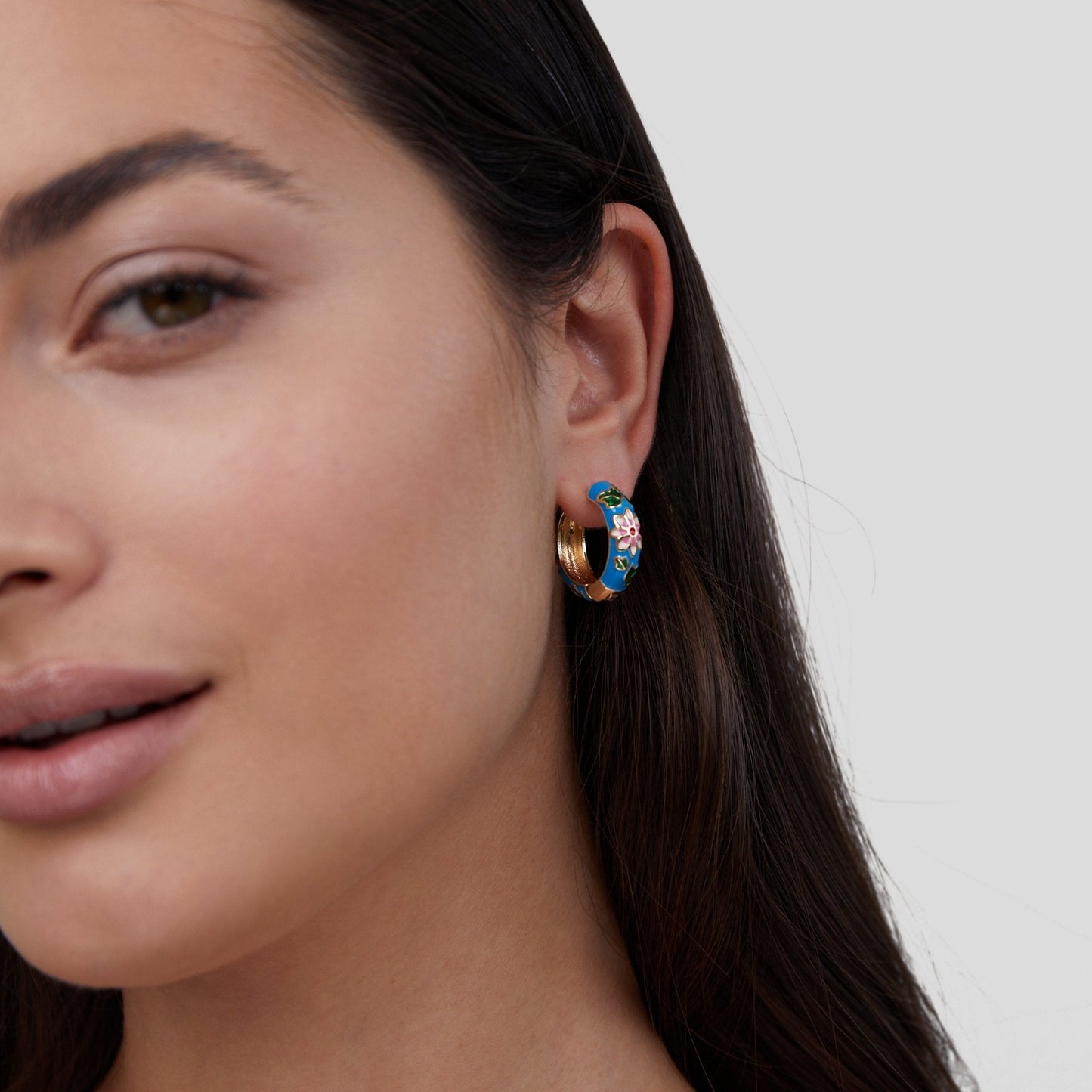 Aretes de círculo dorados con flor