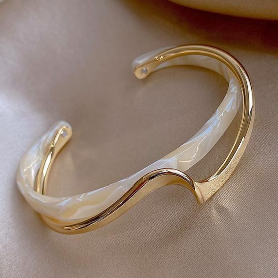 Pulsera de oro con ópalo blanco elegante