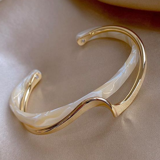 Pulsera de oro con ópalo blanco elegante