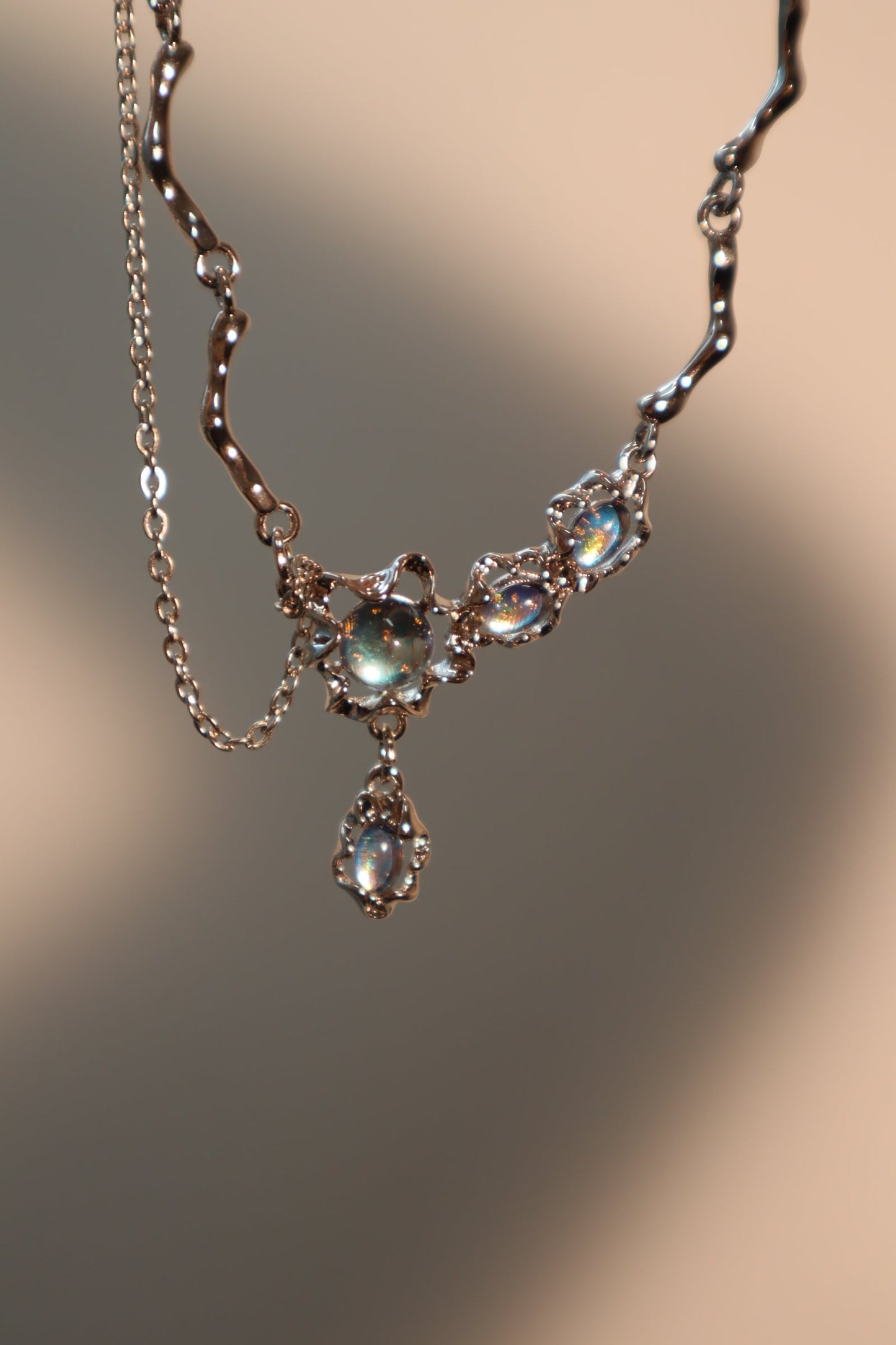 Collar con colgante de piedra de luna