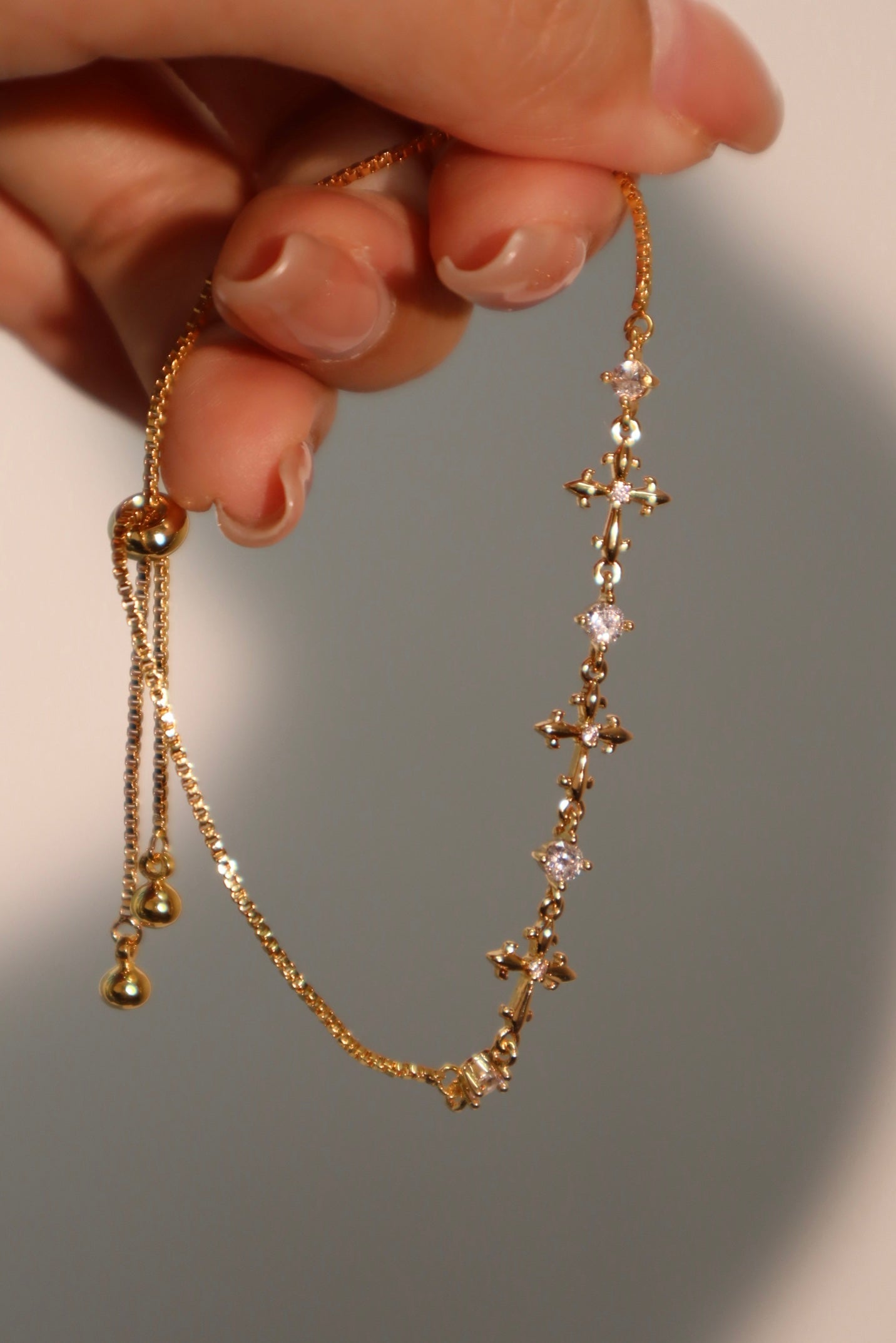 Pulsera con cruz de múltiples diamantes