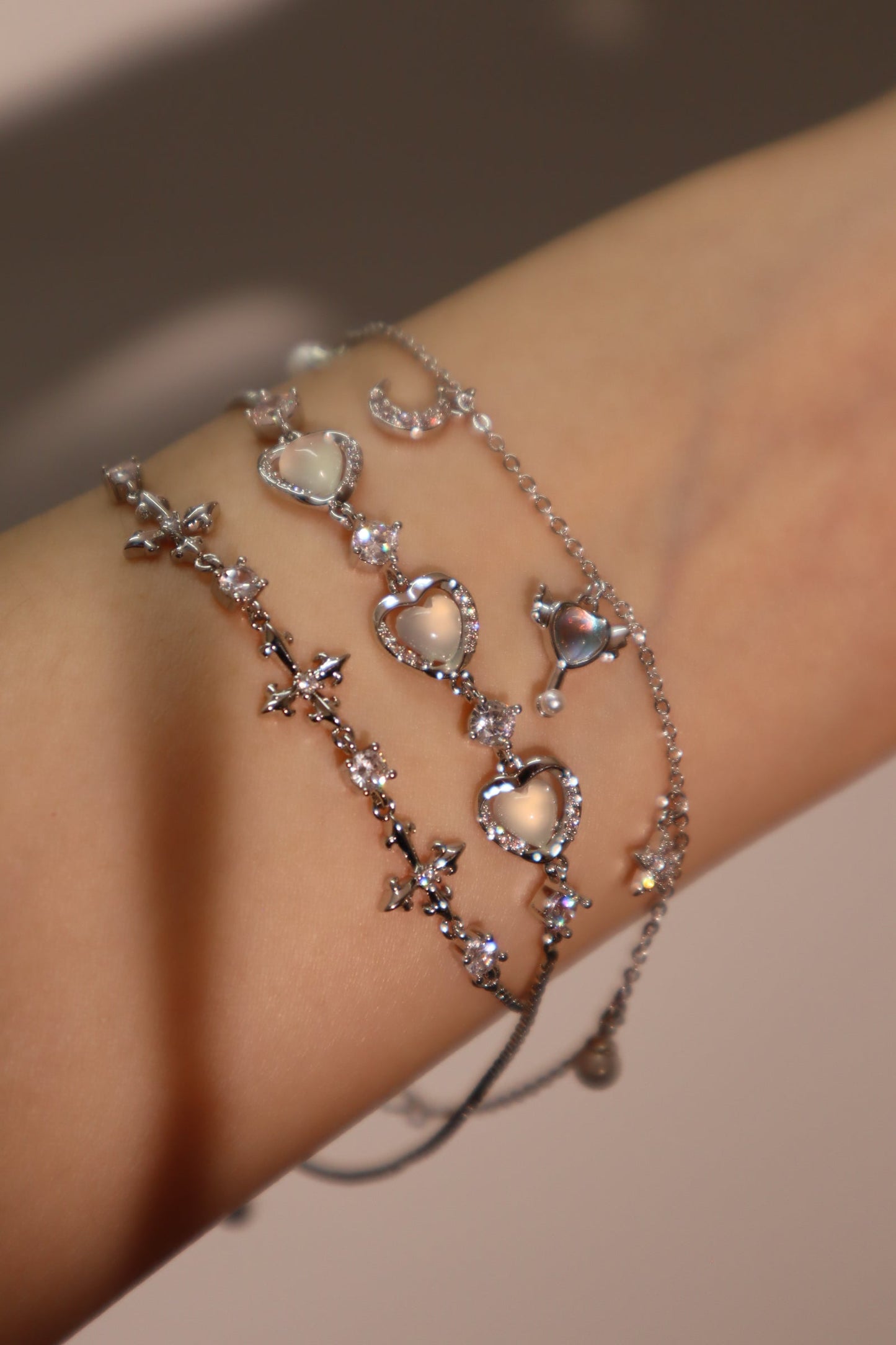Pulsera con cruz de múltiples zirconias