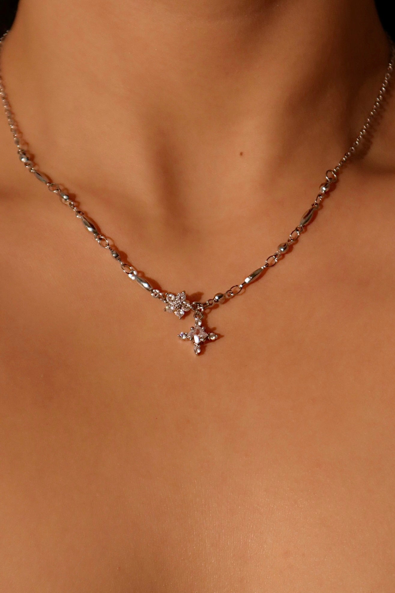 Cadena con cruz de diamantes