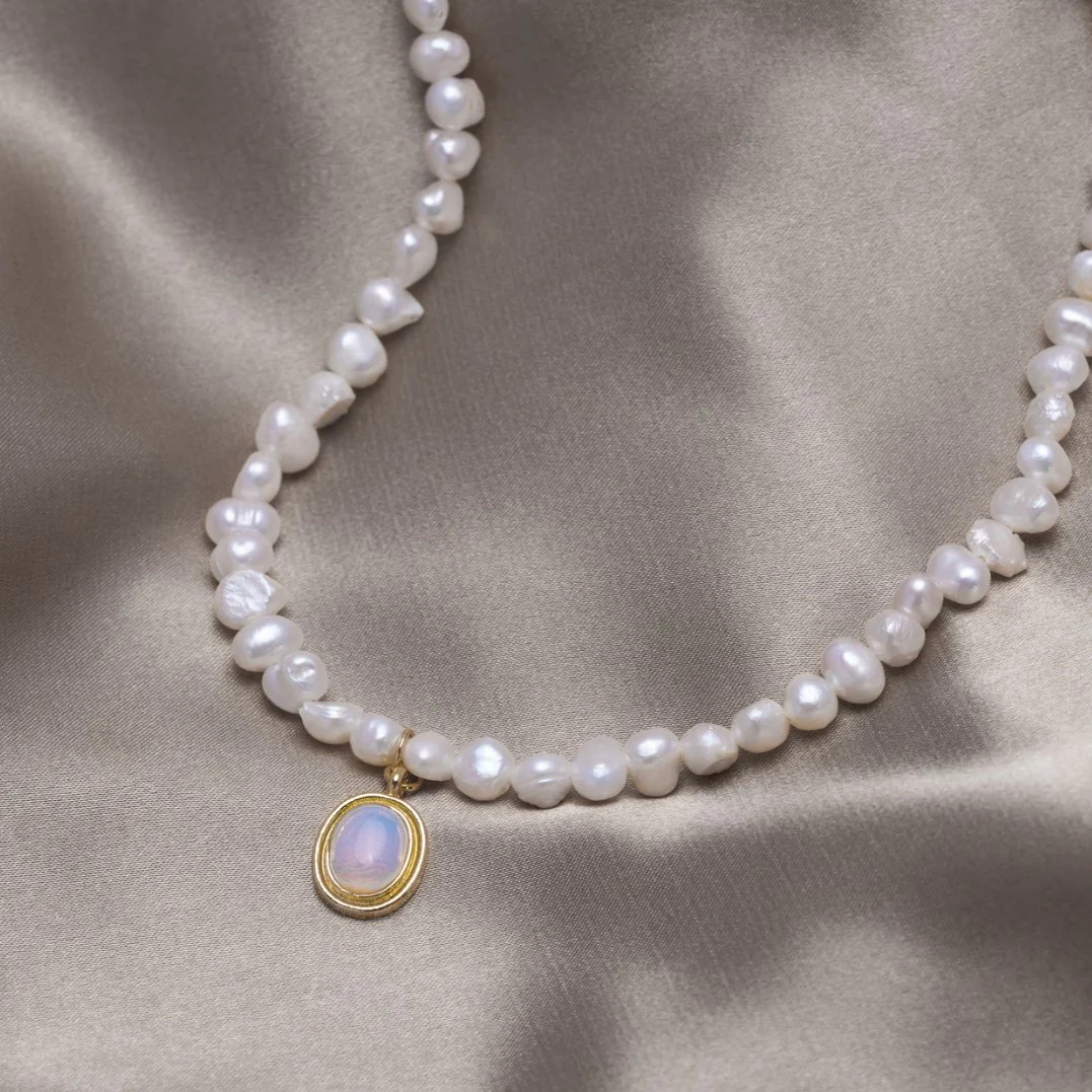 Collar de Perlas con Piedra de Luna en Oro