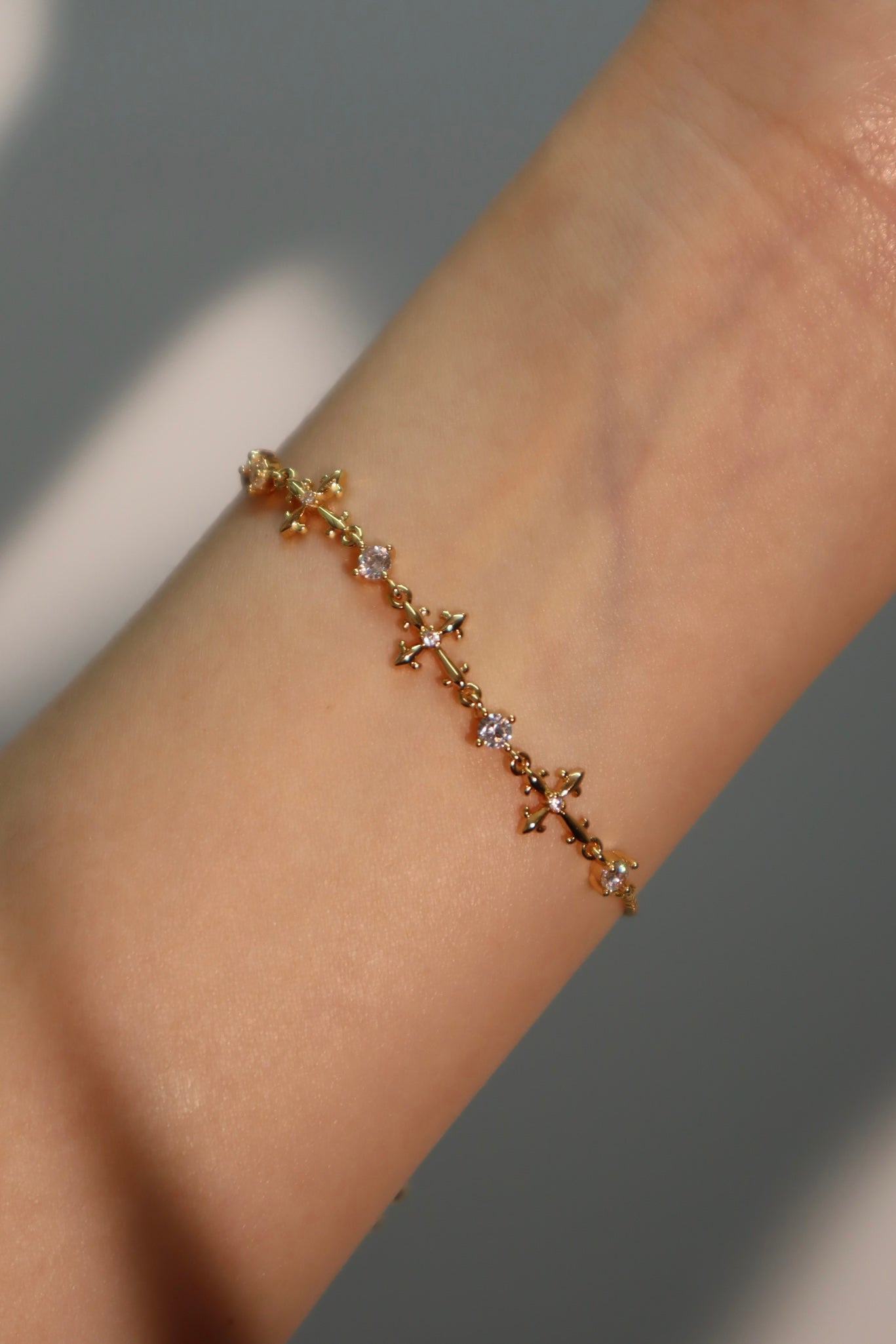 Pulsera con cruz de múltiples diamantes