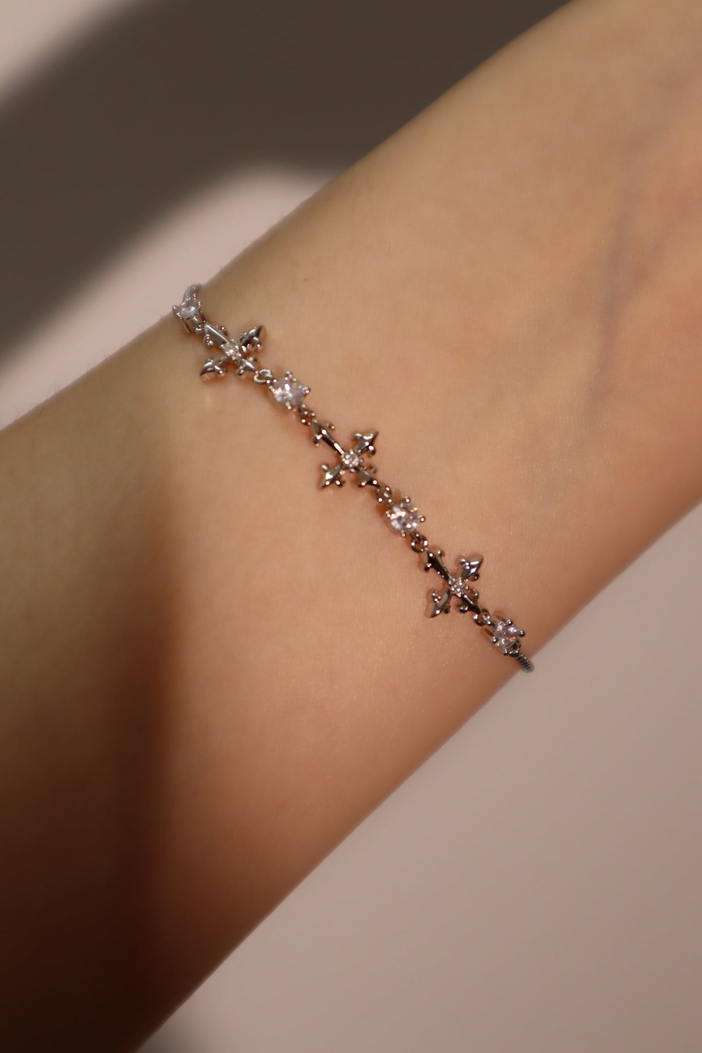 Pulsera con cruz de múltiples zirconias