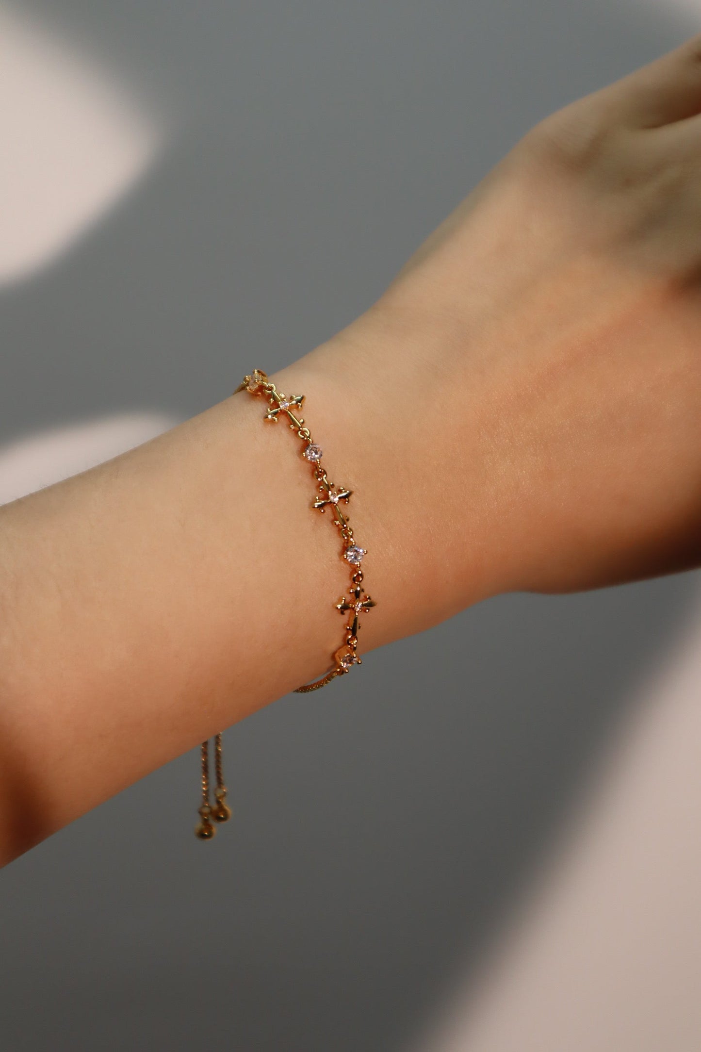 Pulsera con cruz de múltiples diamantes