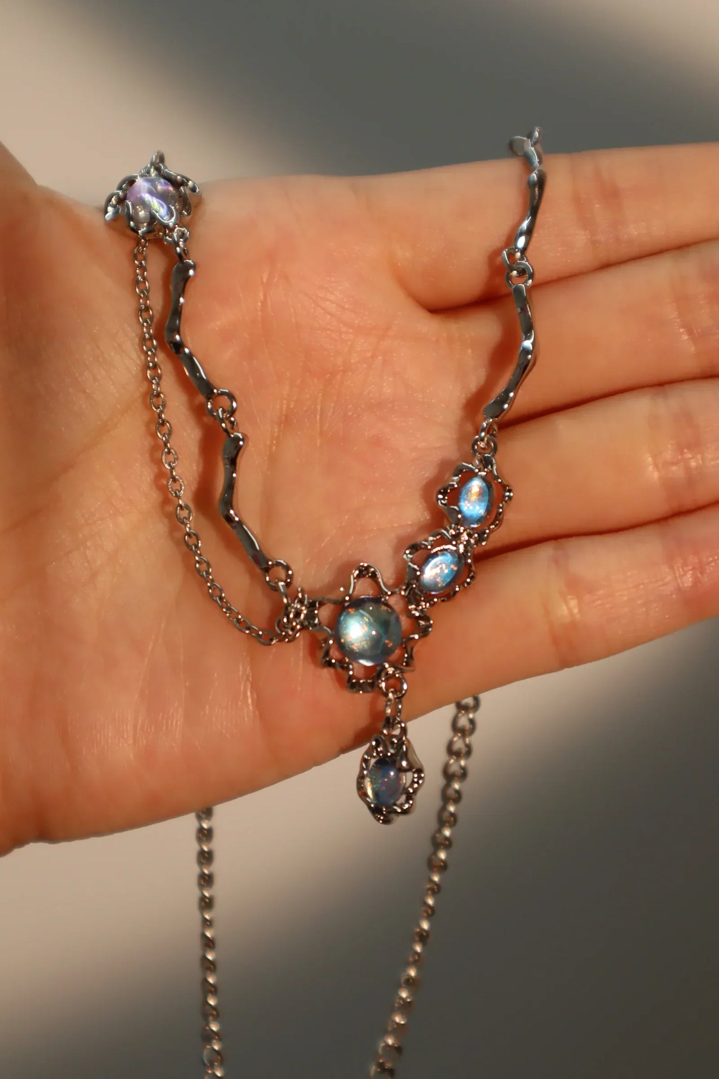 Collar colgante con piedra de luna azul intenso