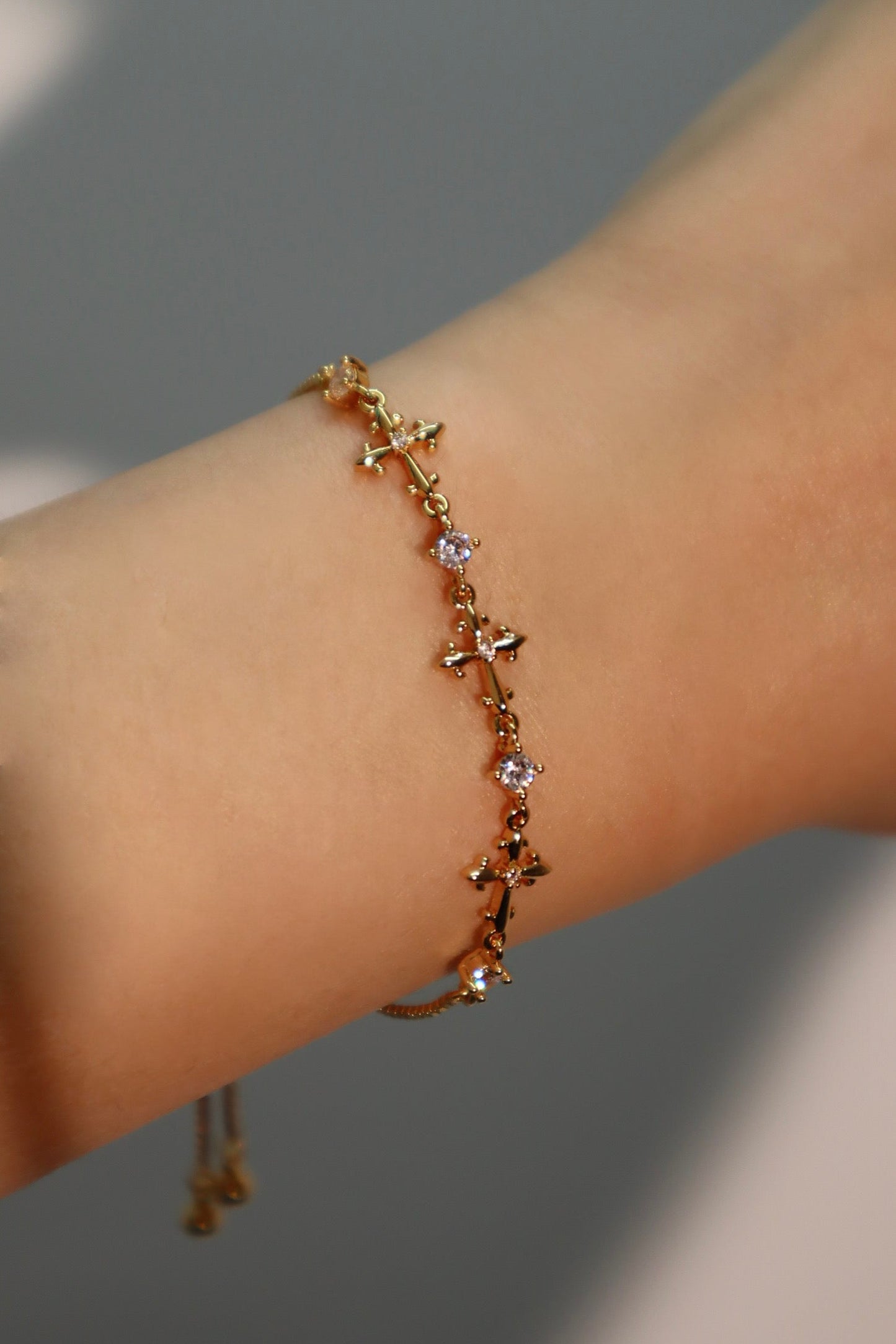 Pulsera con cruz de múltiples diamantes