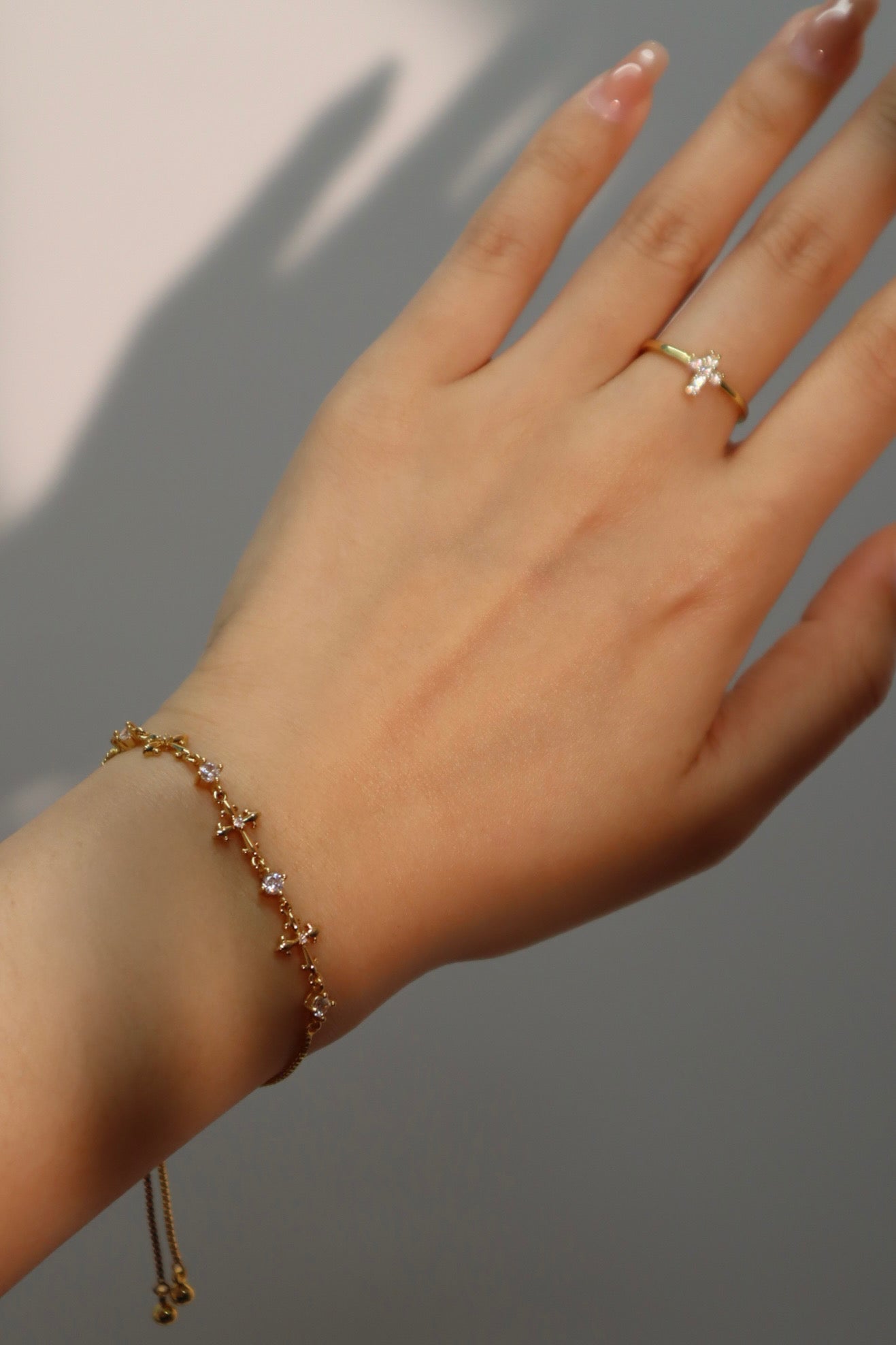 Pulsera con cruz de múltiples diamantes