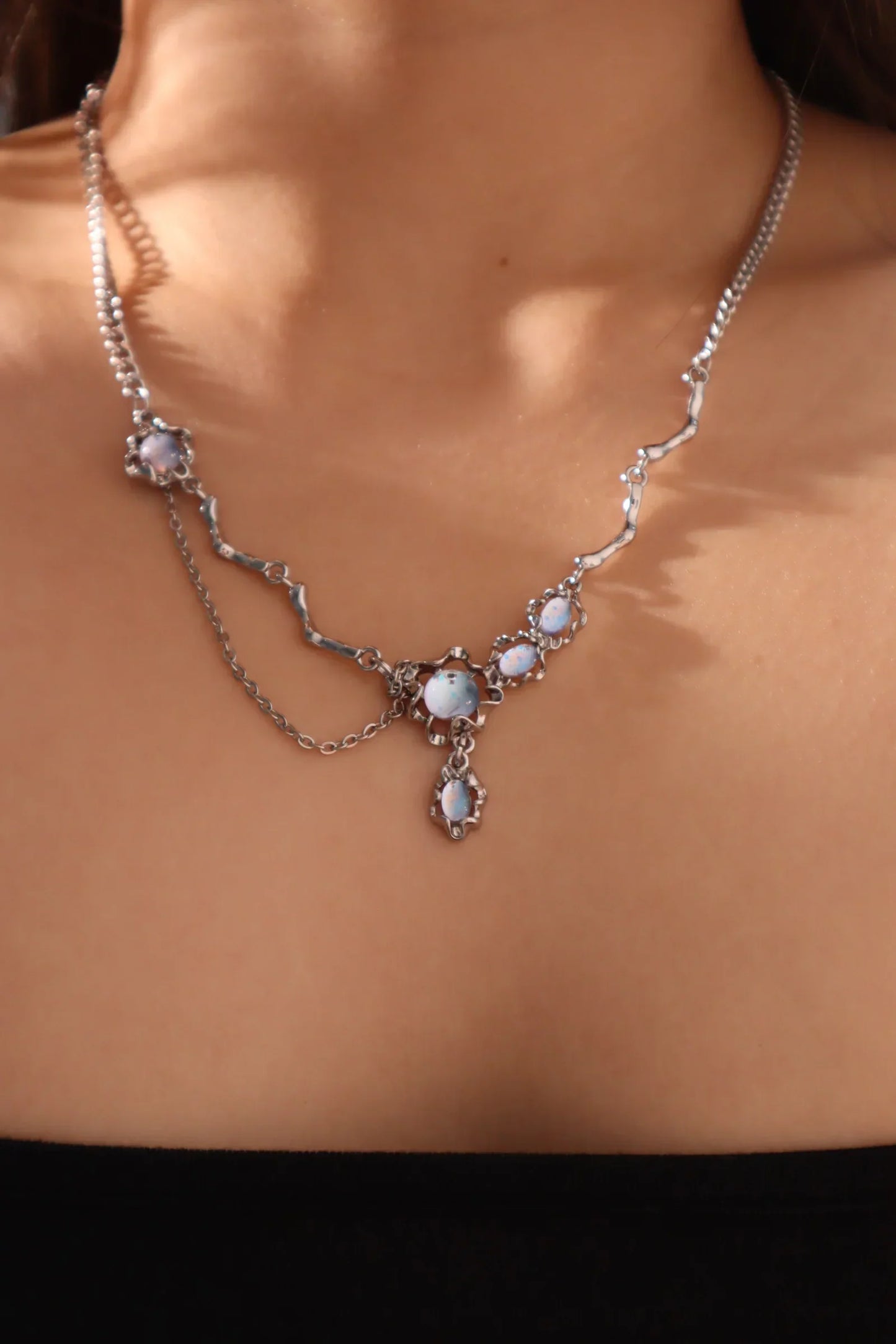 Collar colgante con piedra de luna azul intenso