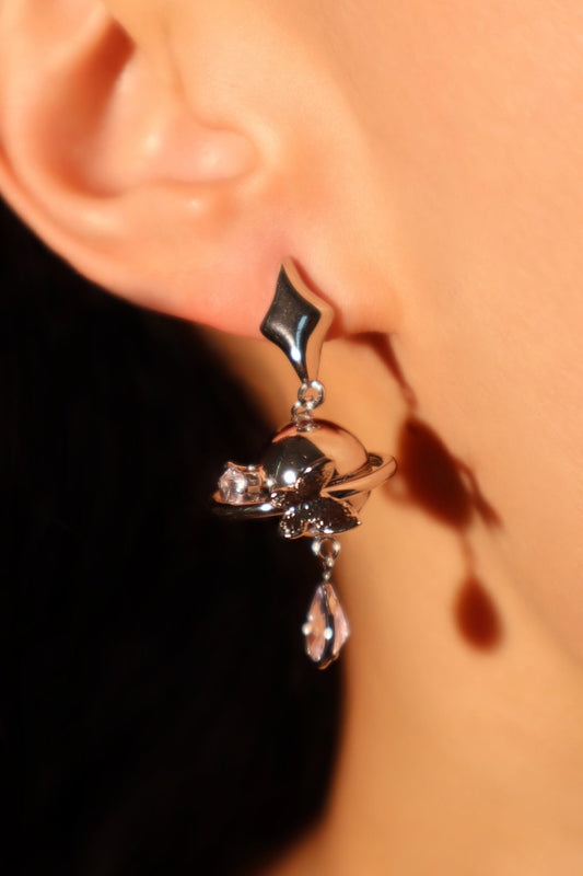 Aretes con mariposa y estrella de Saturno en diamantes