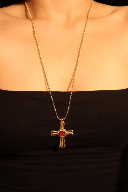 Collar con cruz de acero inoxidable y gema roja